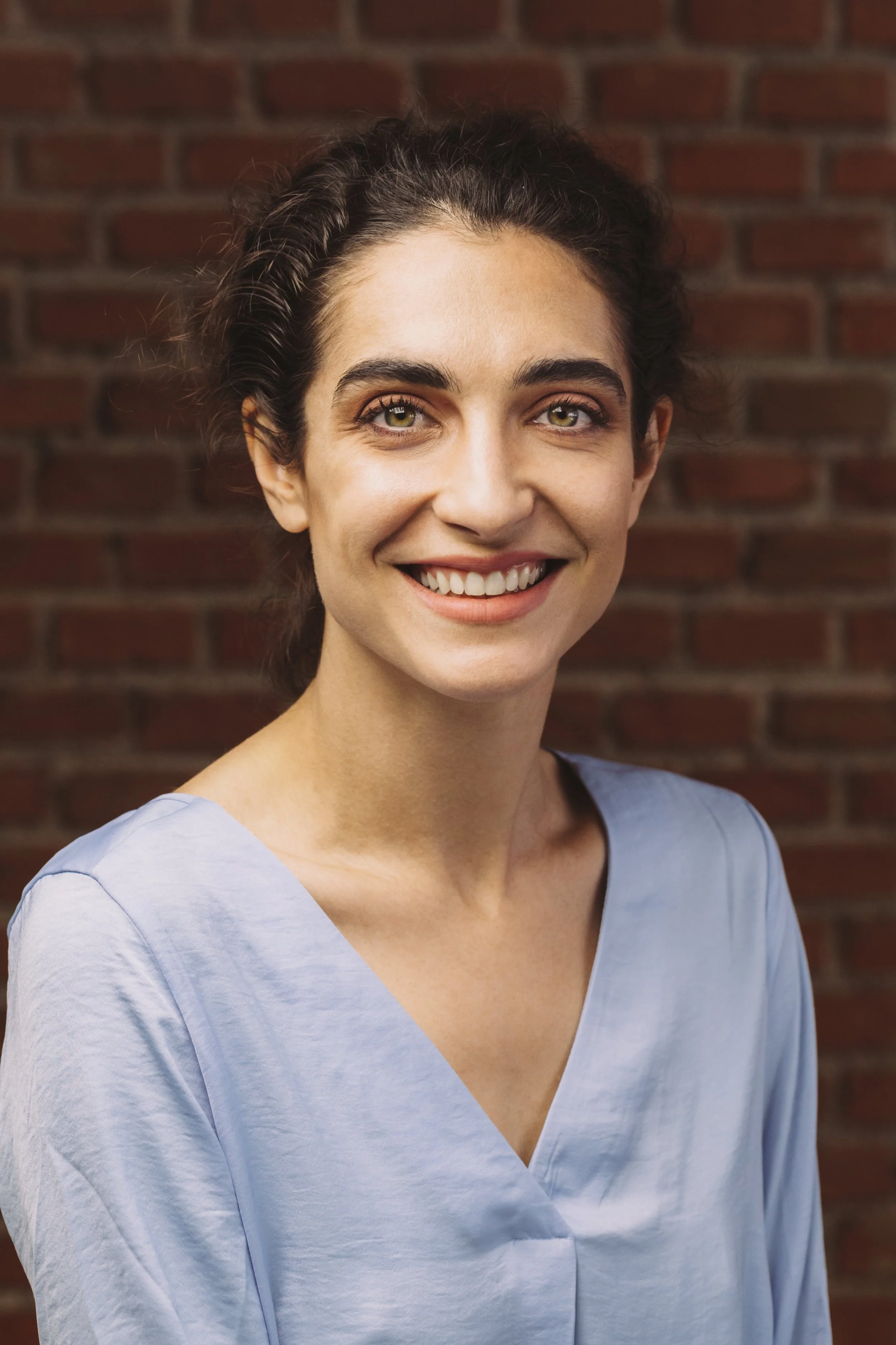 Selbstbewusst lächelnde weiße Frau in modernem städtischen Büro