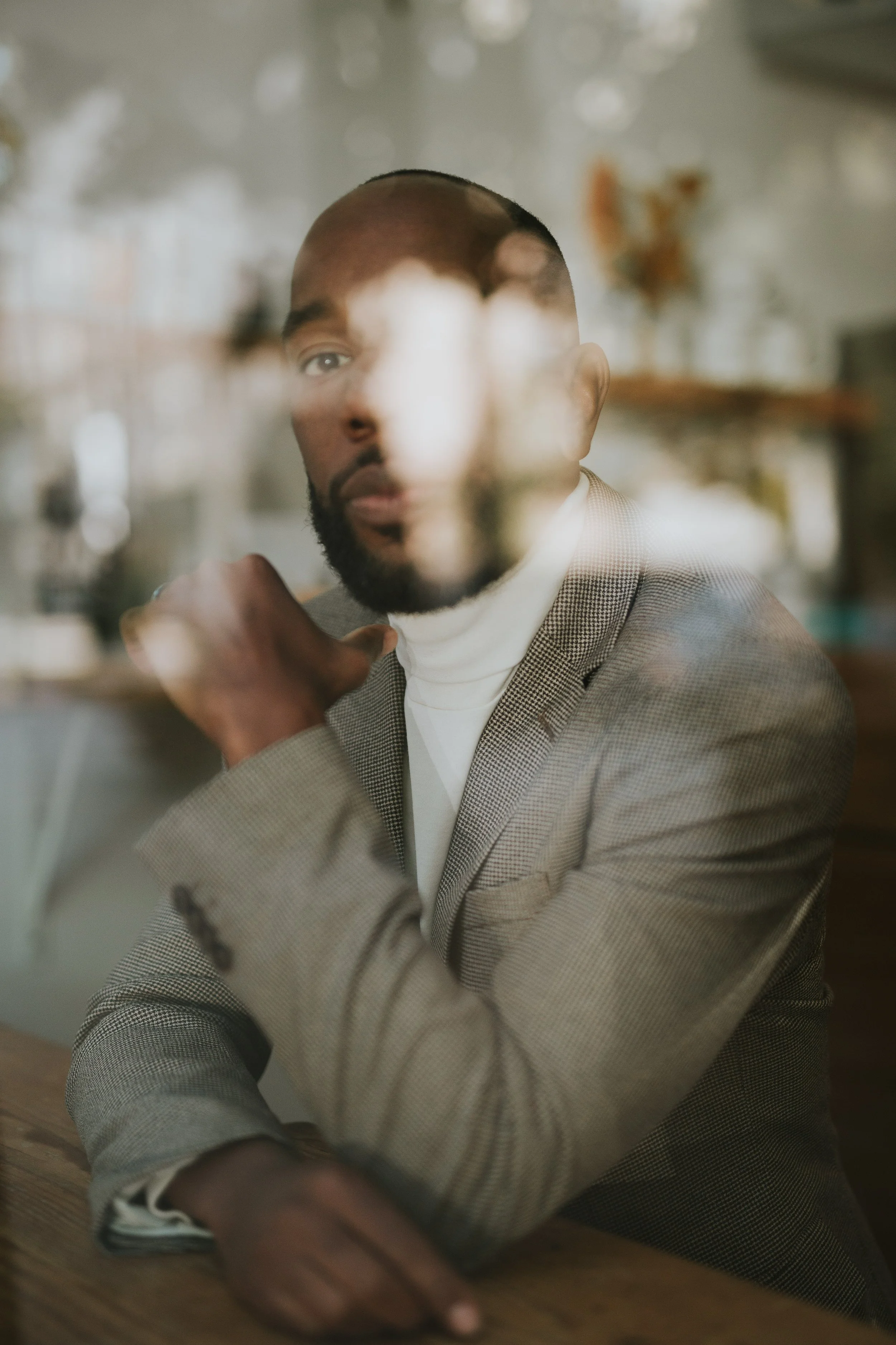 Warmes Farbportrait eines schwarzen Mannes im Café