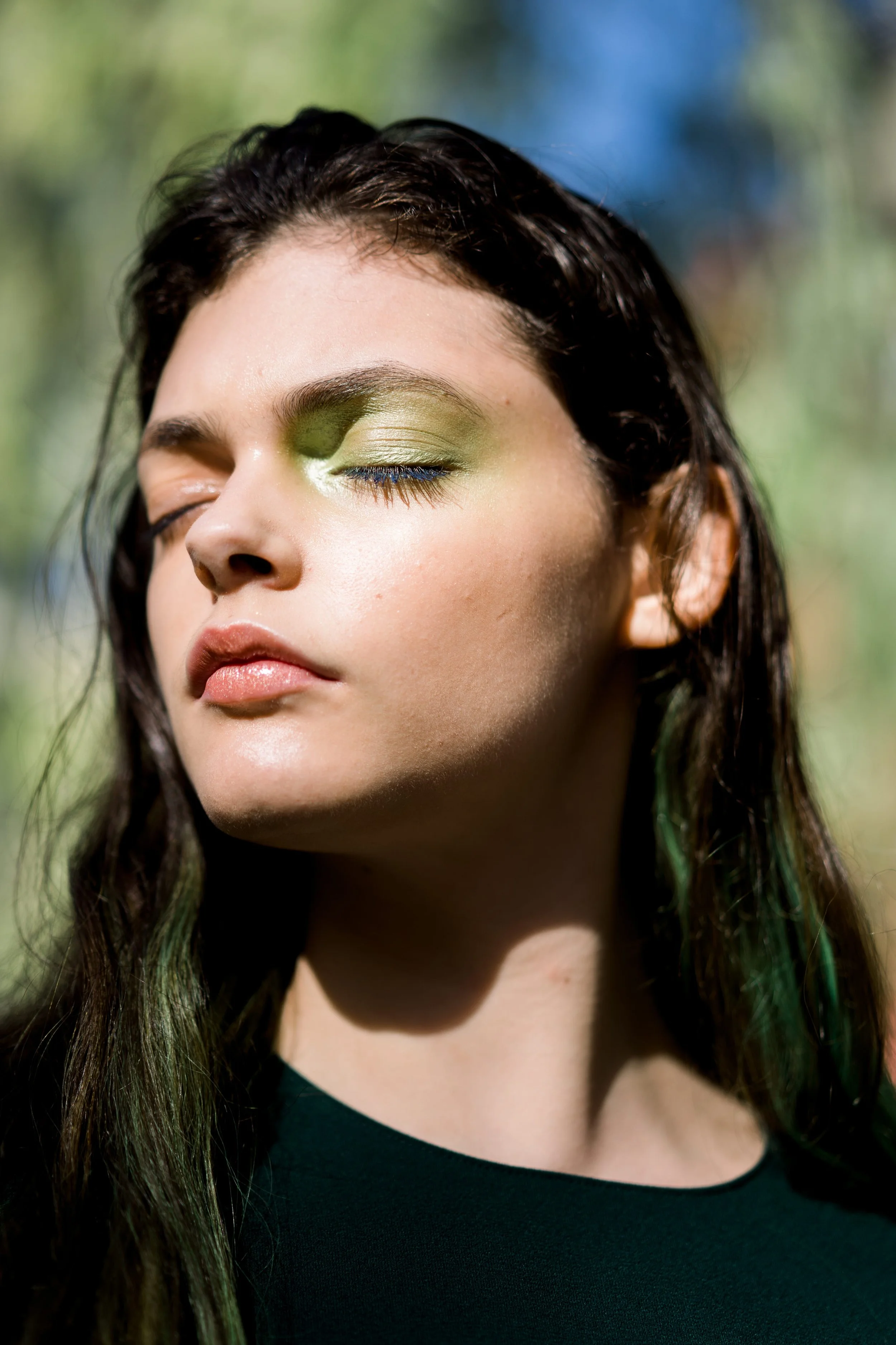 Donna moderna al sole con i capelli bagnati