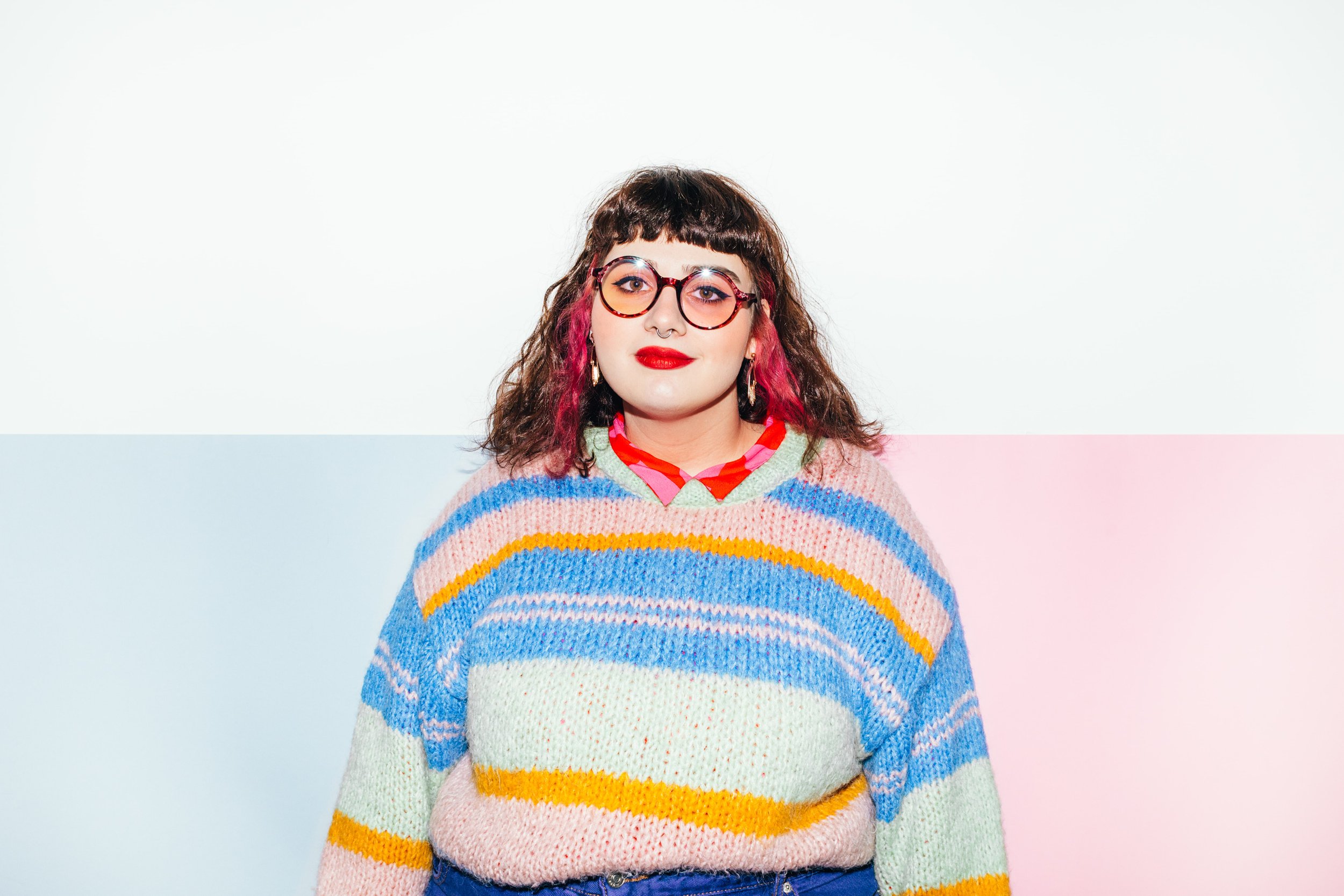 Portrait d'une jeune artiste à la mode