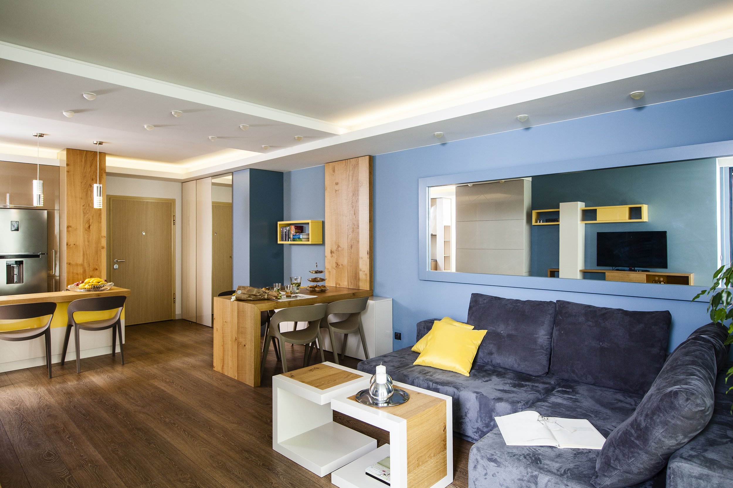Moderne Einrichtung – dekoriertes Wohnzimmer in Blau