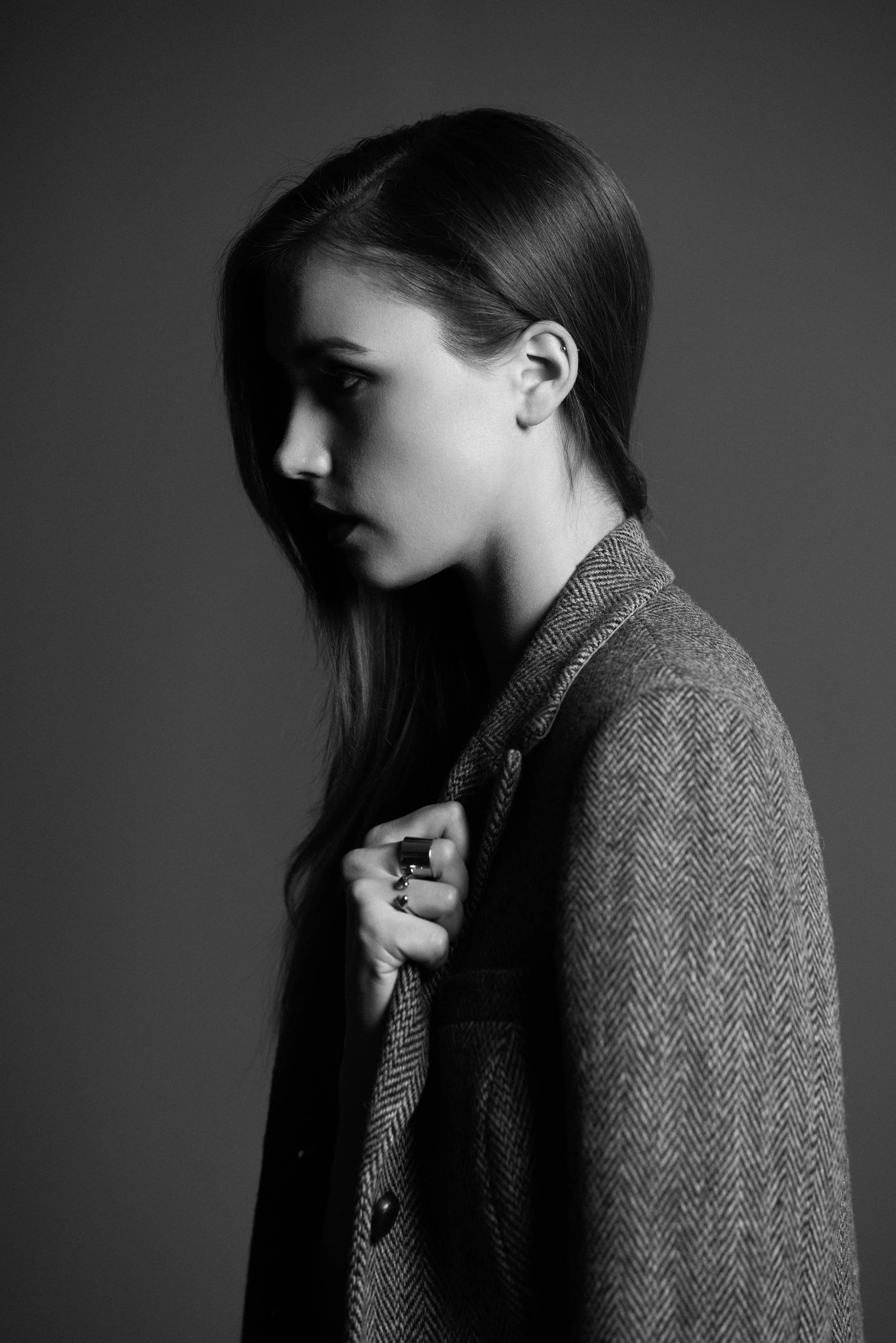 Portrait en noir et blanc d’une femme de profil