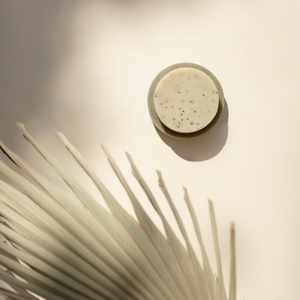 Image de nature morte minimaliste avec des couleurs neutres