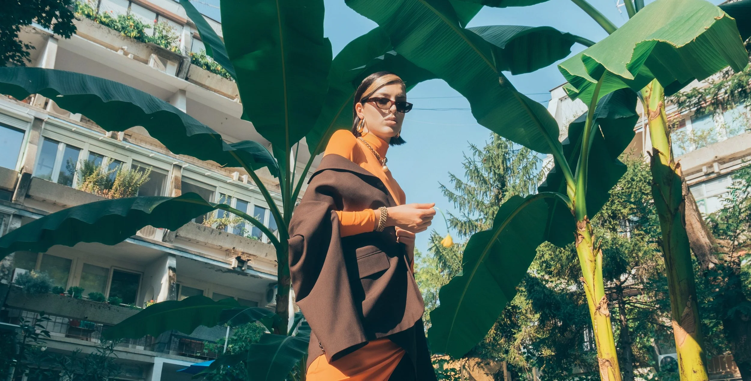 Modelo en frente de un fondo con vegetación