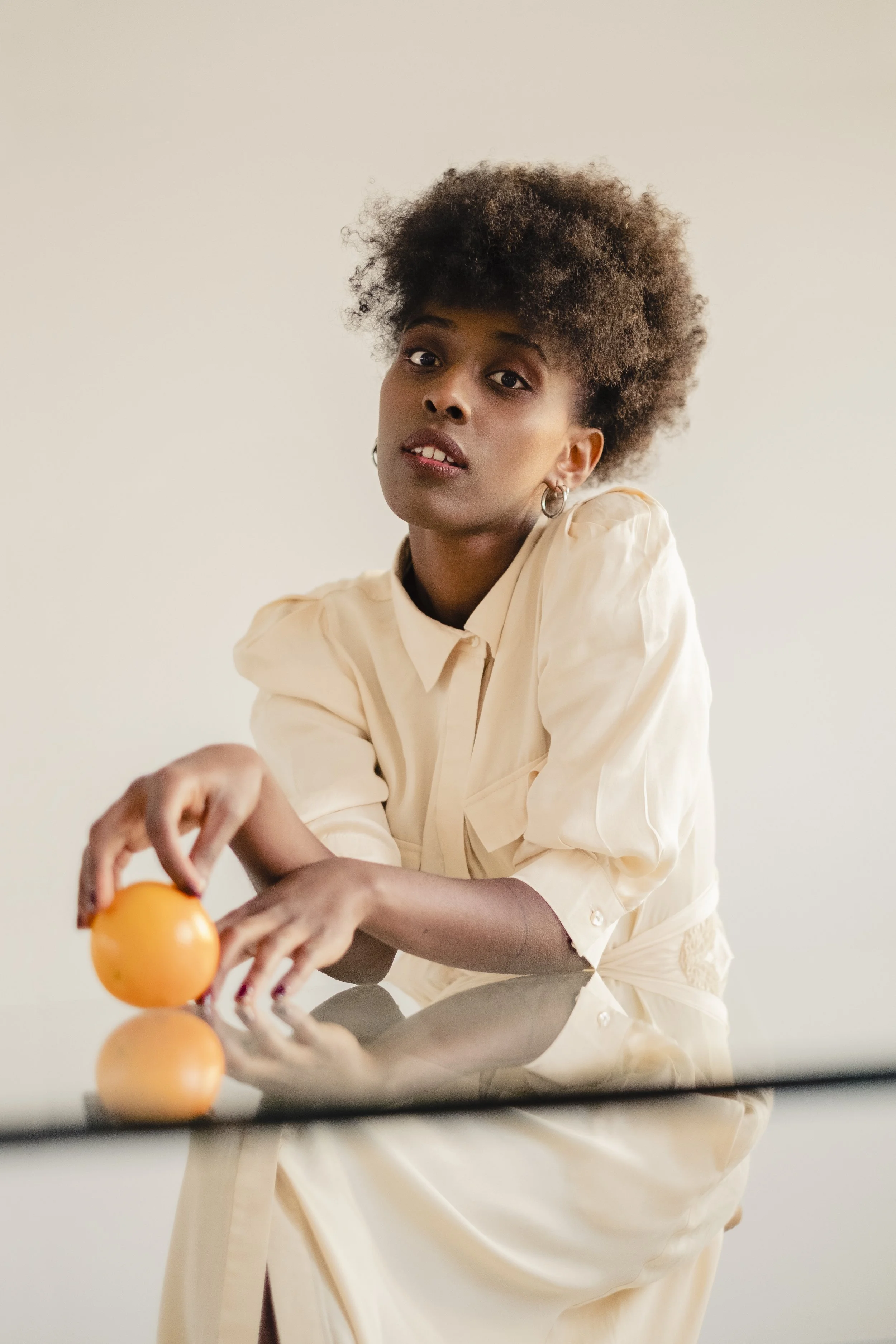 Retrato en colores cálidos de una mujer negra