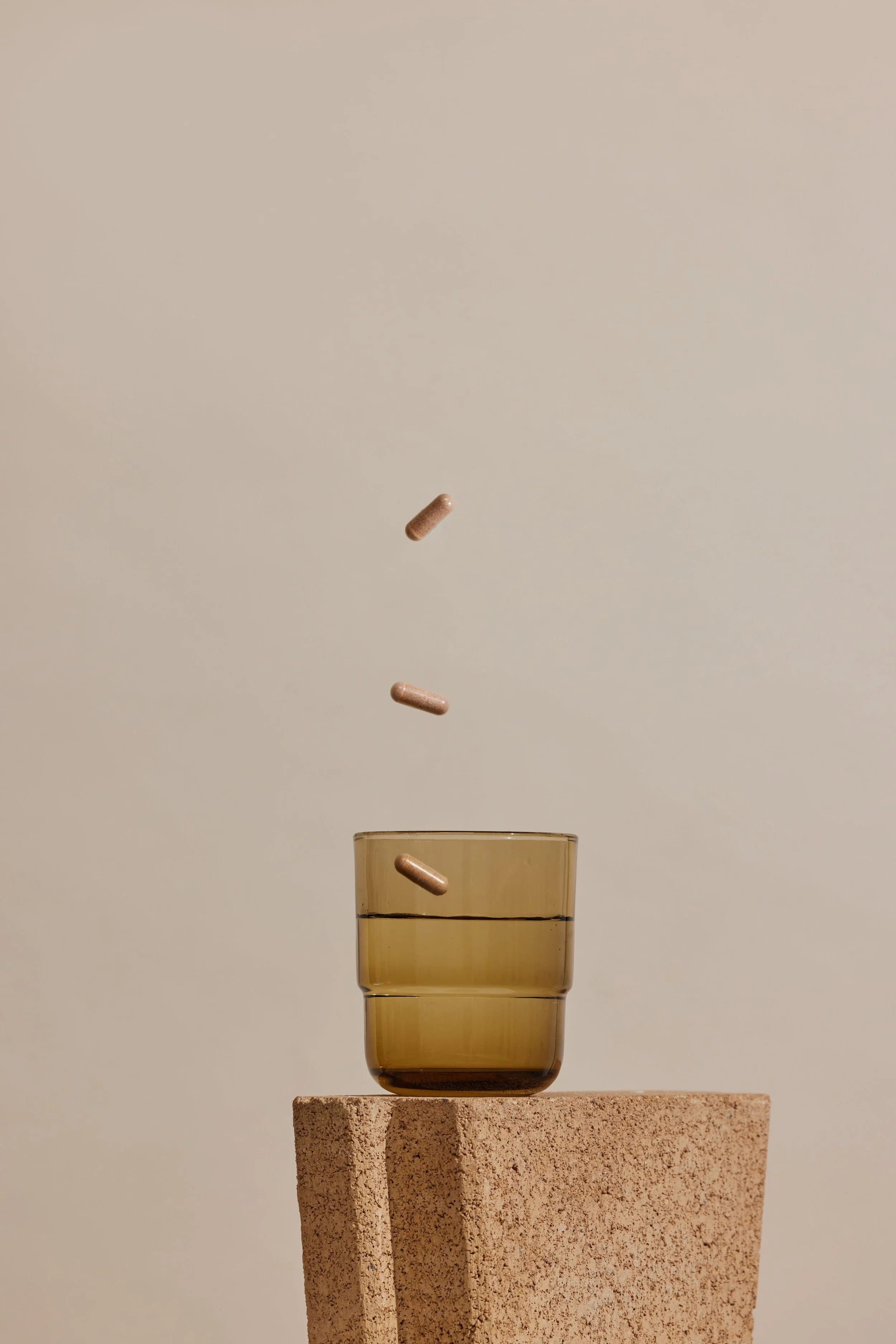 Vitaminas en un vaso en tonos neutros