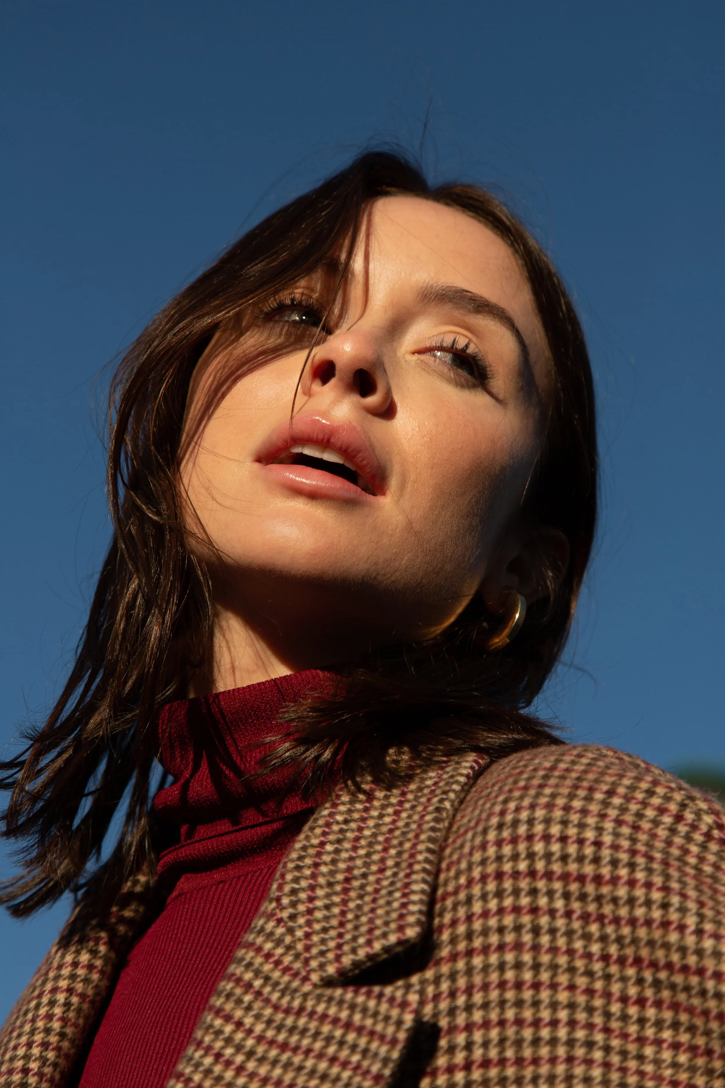 Mujer elegante con un maquillaje natural brillante