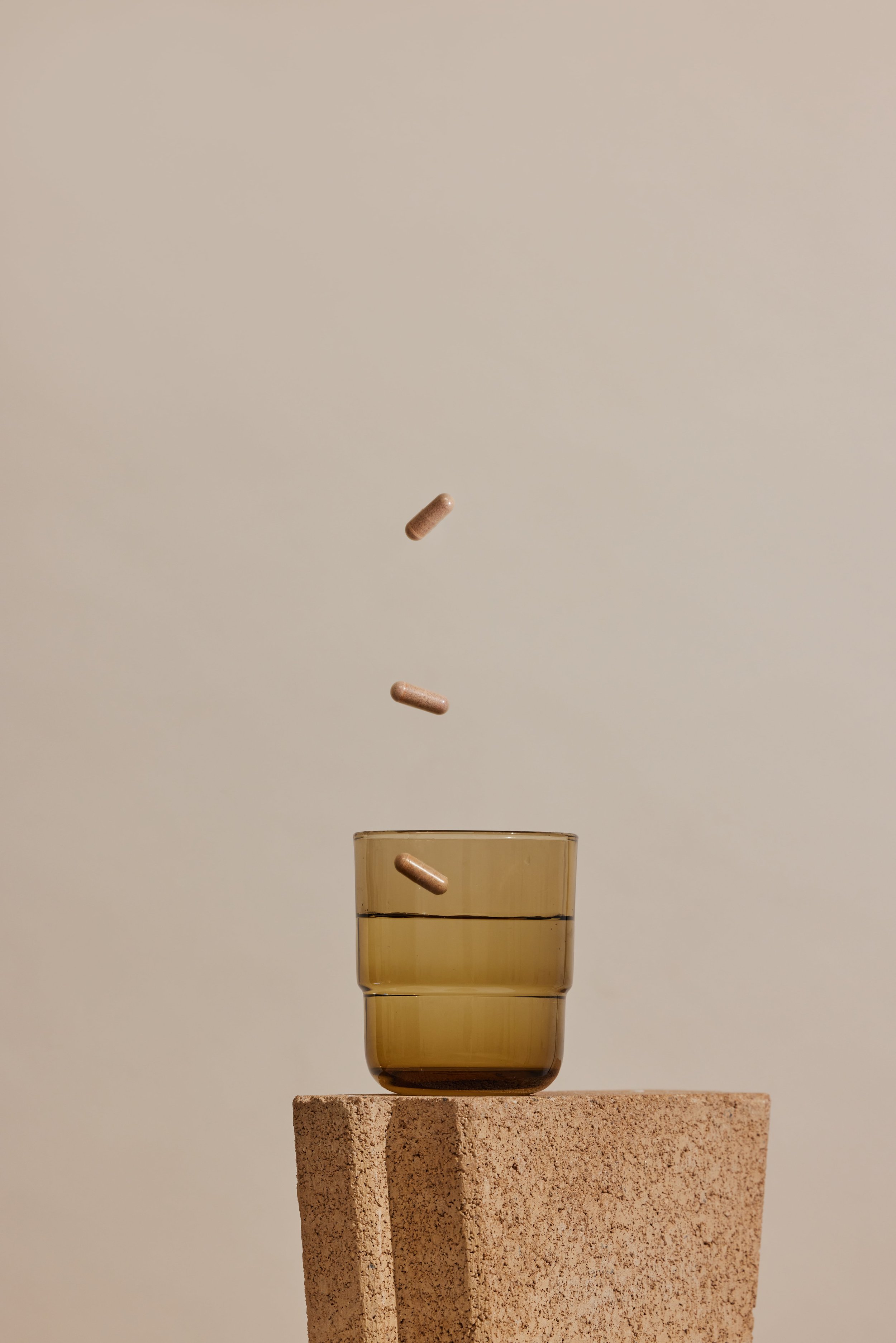 Vitaminas naturales sobre un fondo neutro