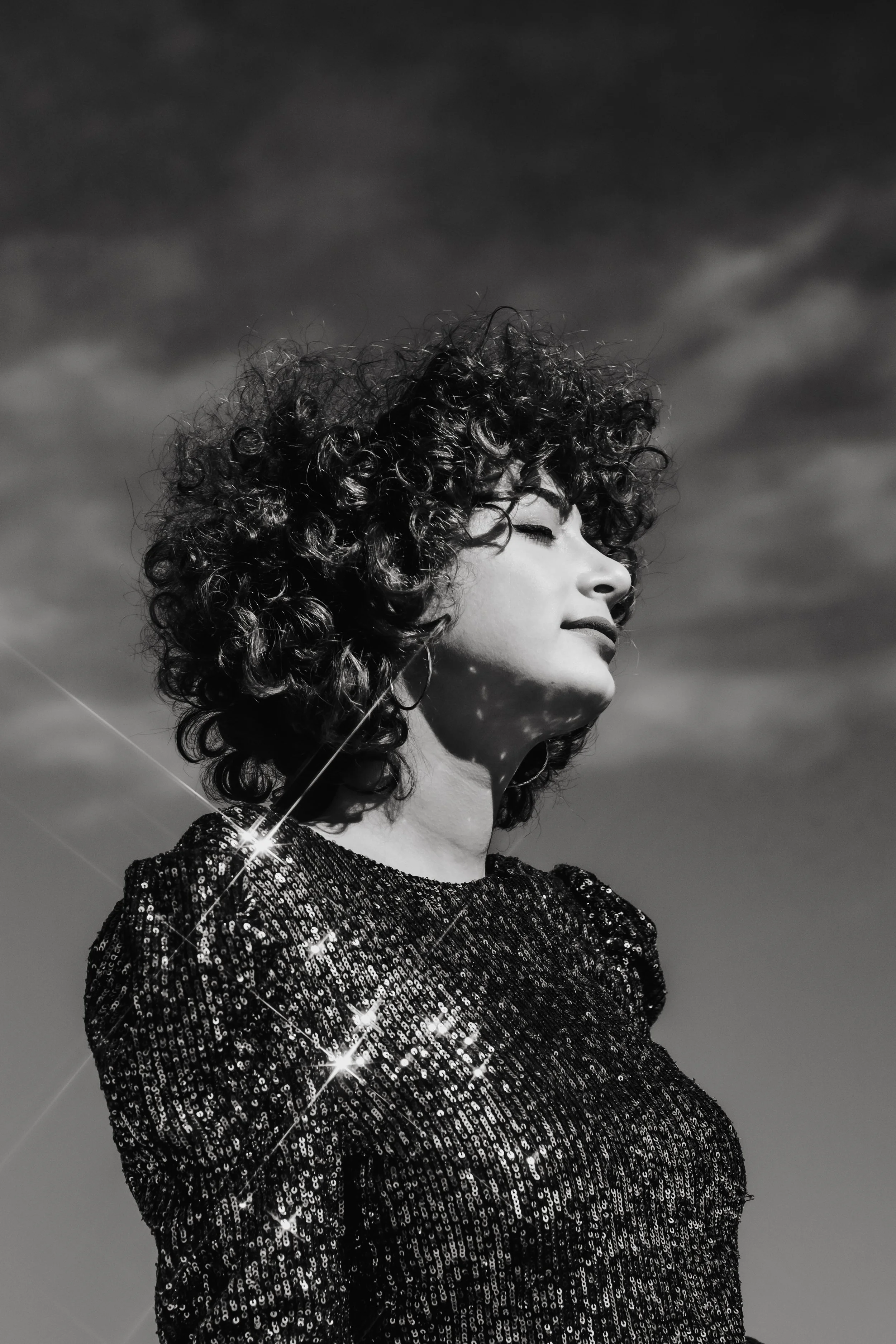 Retrato en blanco y negro de una mujer con el cabello rizado