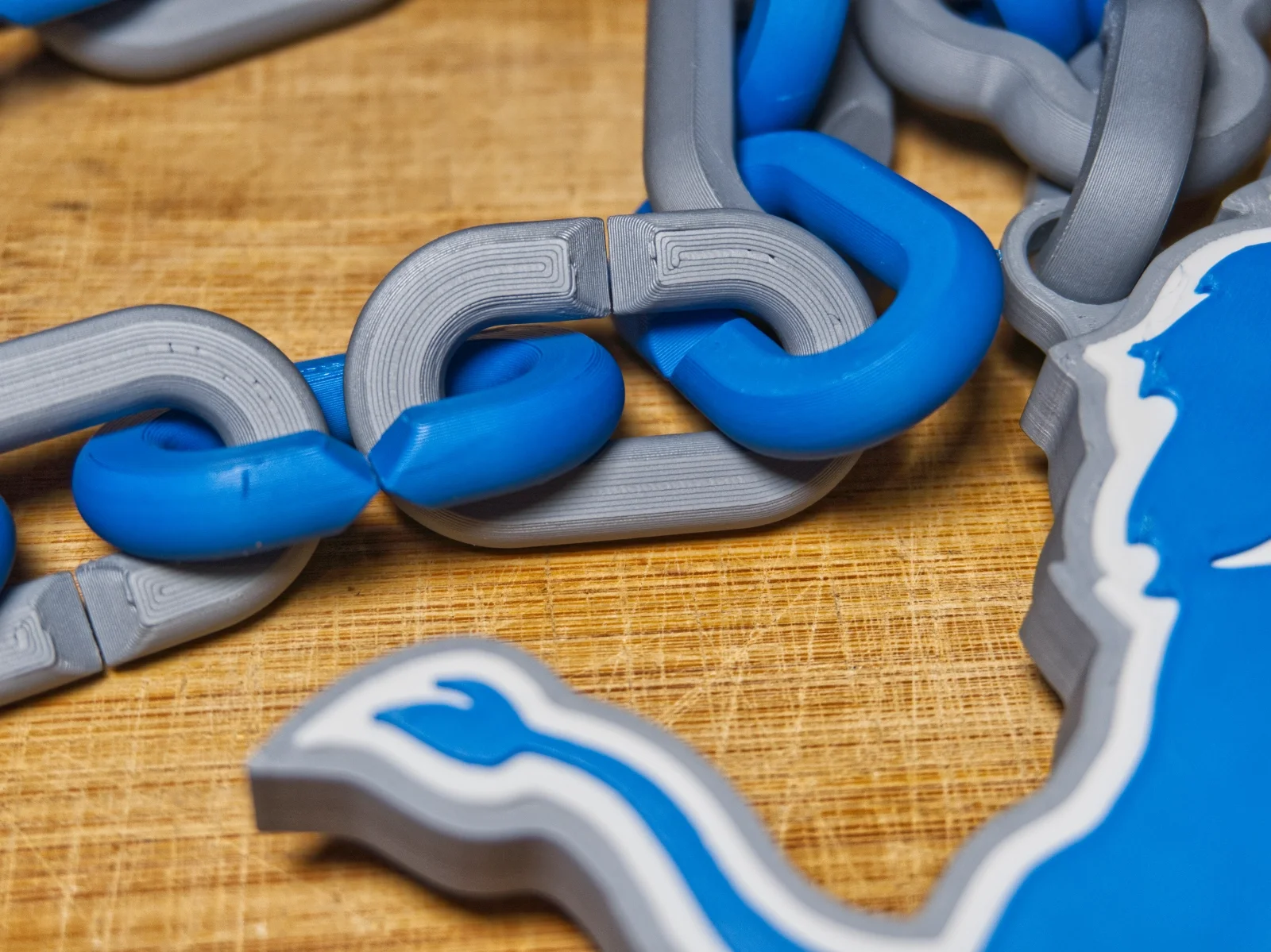detroit-lions-swag-rally-chain-blue-gray-close.webp