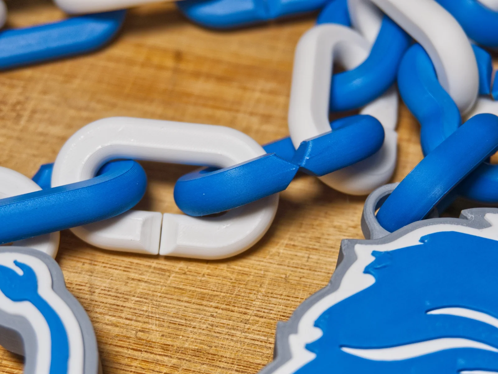 detroit-lions-swag-rally-chain-blue-white-close.webp