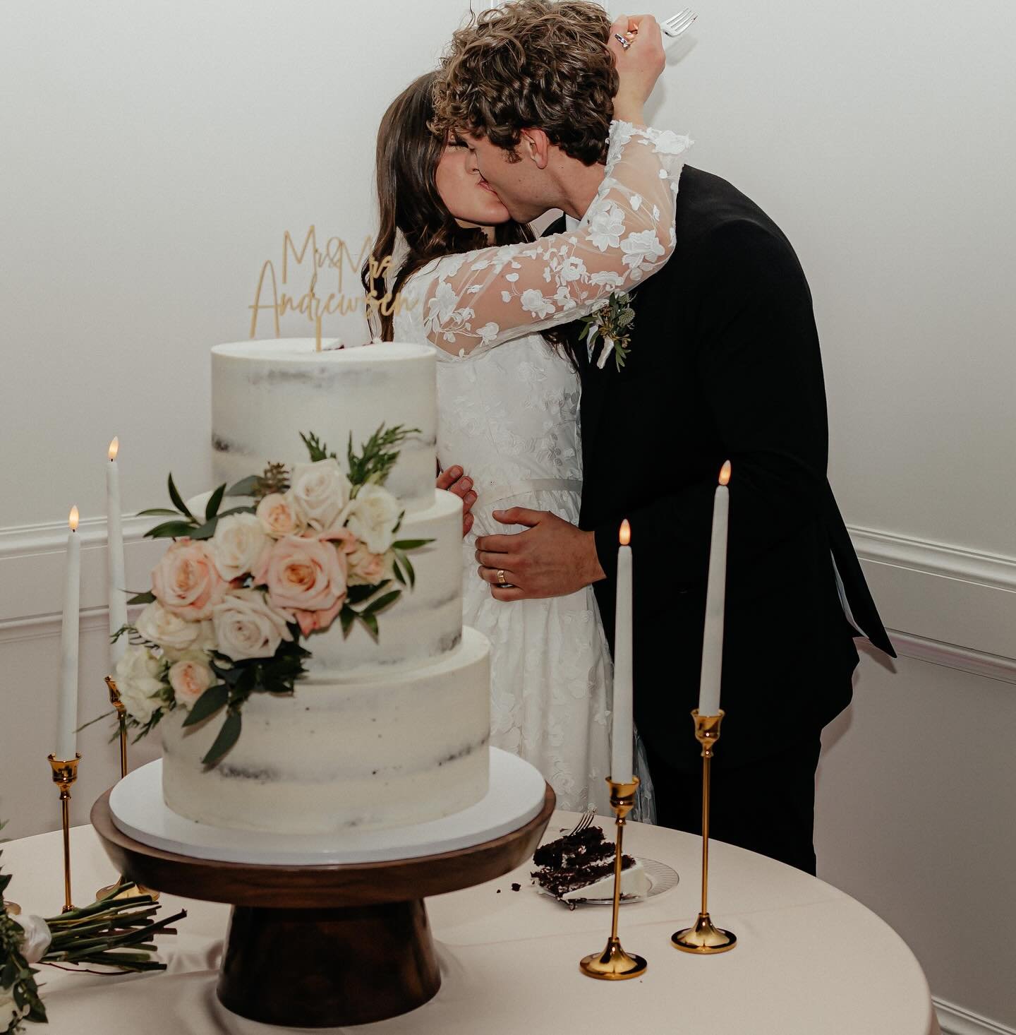 The Laureli&hellip;
A woodsy winter wedding. Loved the blush pinks and winter greens for this romantic wedding! 

#utahwedding #utahbride #florist #utahflorist #weddingflorists #winterweddings
