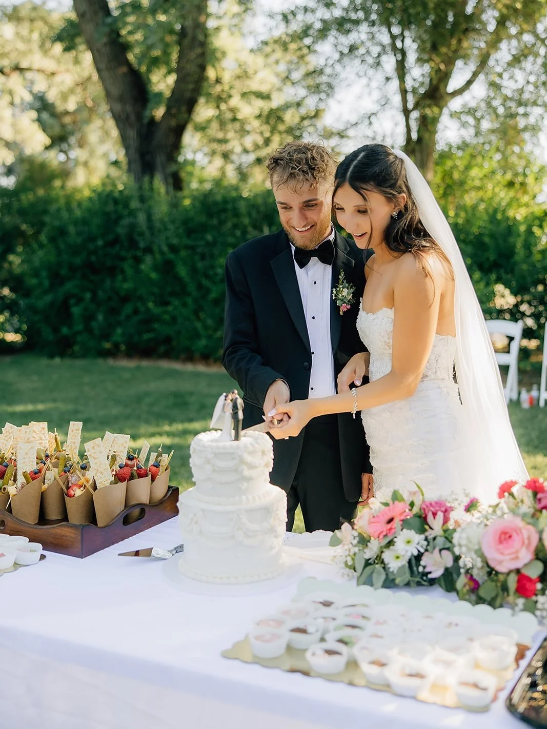 The Abby&hellip;
Loved everything about this summer wedding. There&rsquo;s just something about an outdoor wedding! 

#utahweddings #weddingflorist #utahflorist #utahbride #bridalinspiration