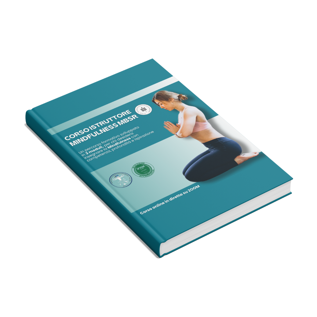 Libro intitolato 'Corso Istruttore Mindfulness MBSR' con immagine di una donna che medita in posizione yoga, seduta a terra con le gambe incrociate e le mani in preghiera, coperto di abbigliamento sportivo. La copertina è blu con dettagli in bianco e verde.