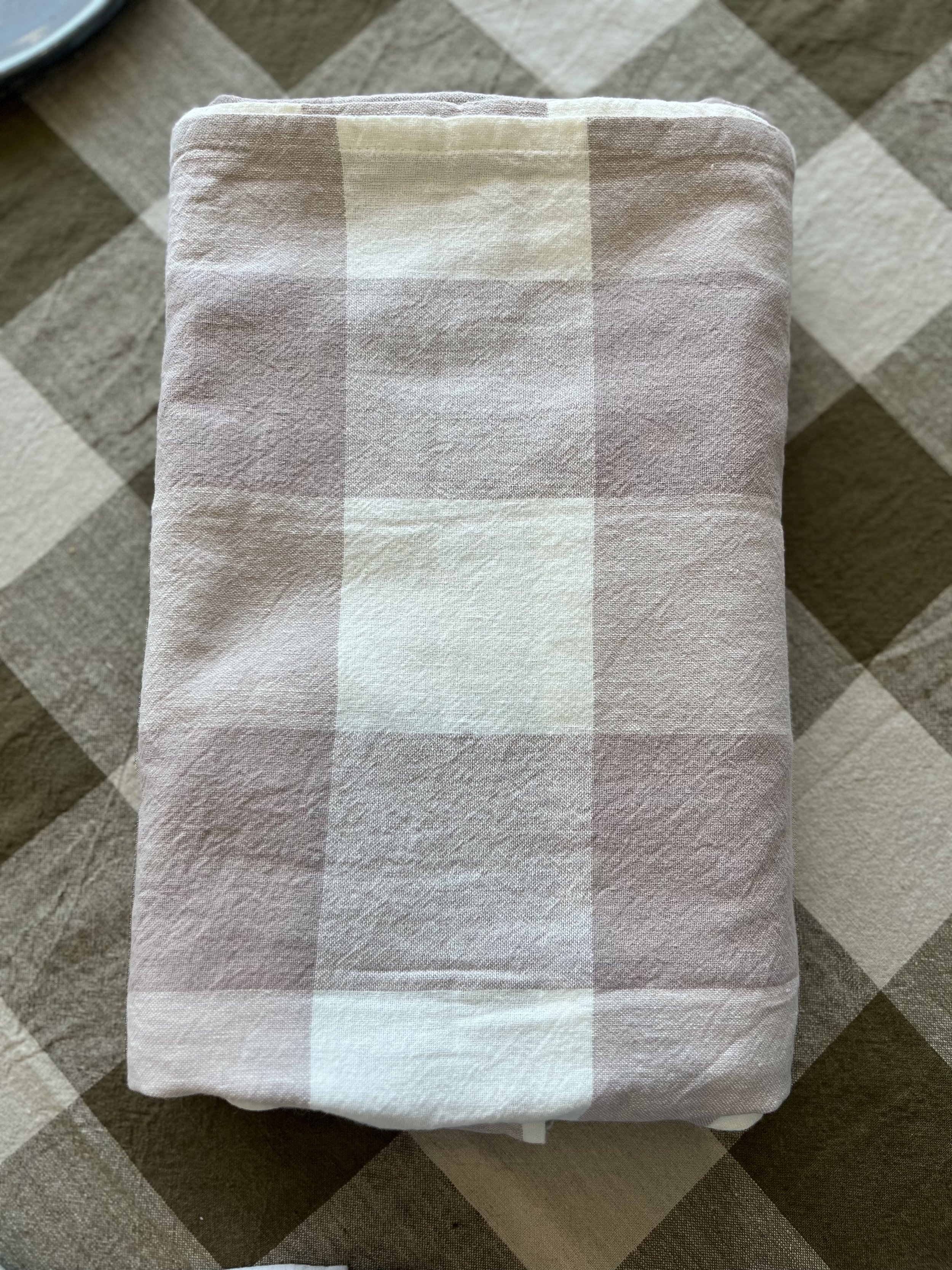 large check linen tablecloth French elegant chic picnic alfresco party family dinner lunch table dressing bbq