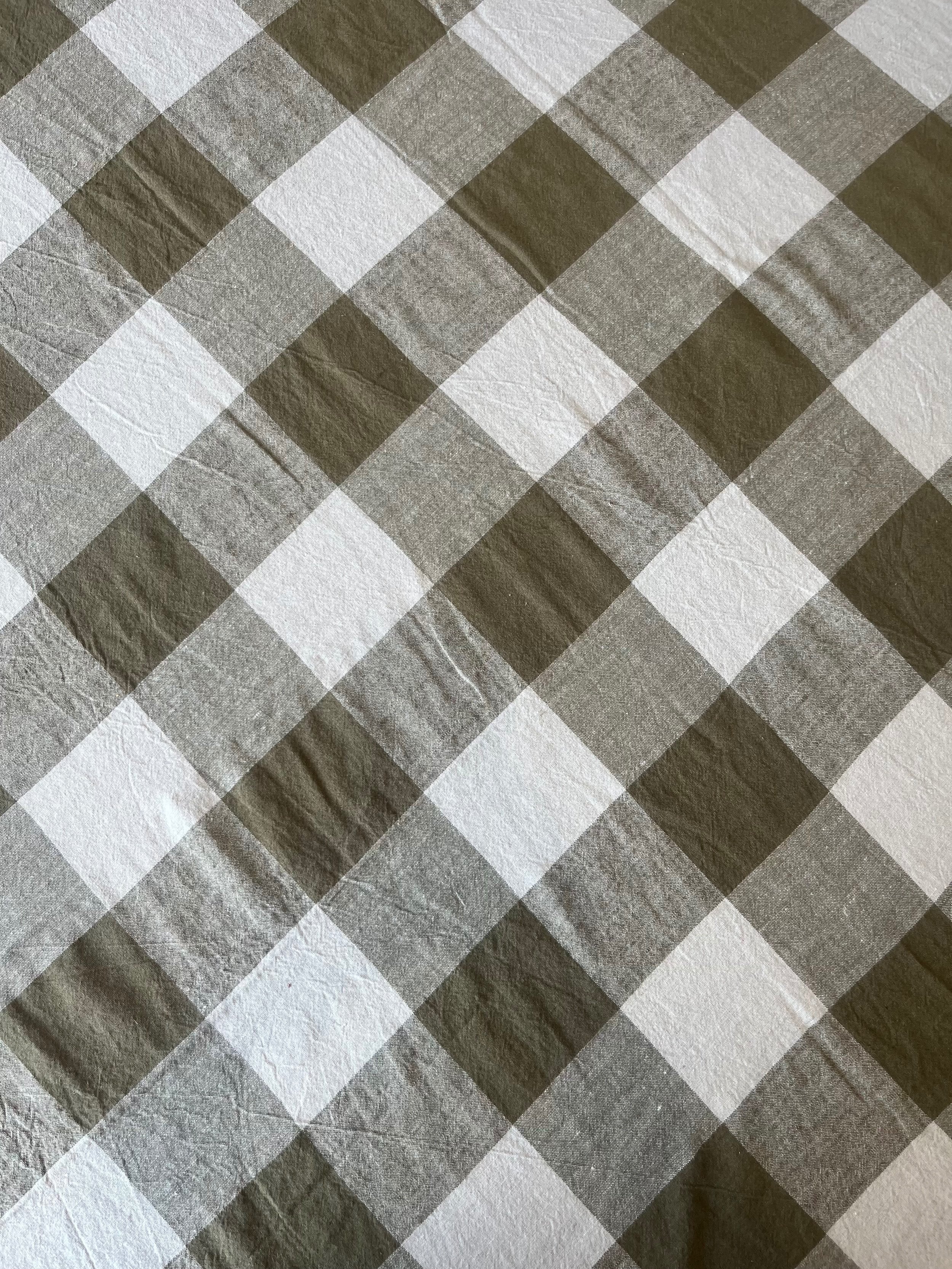 large check linen tablecloth French elegant chic picnic alfresco party family dinner lunch table dressing bbq