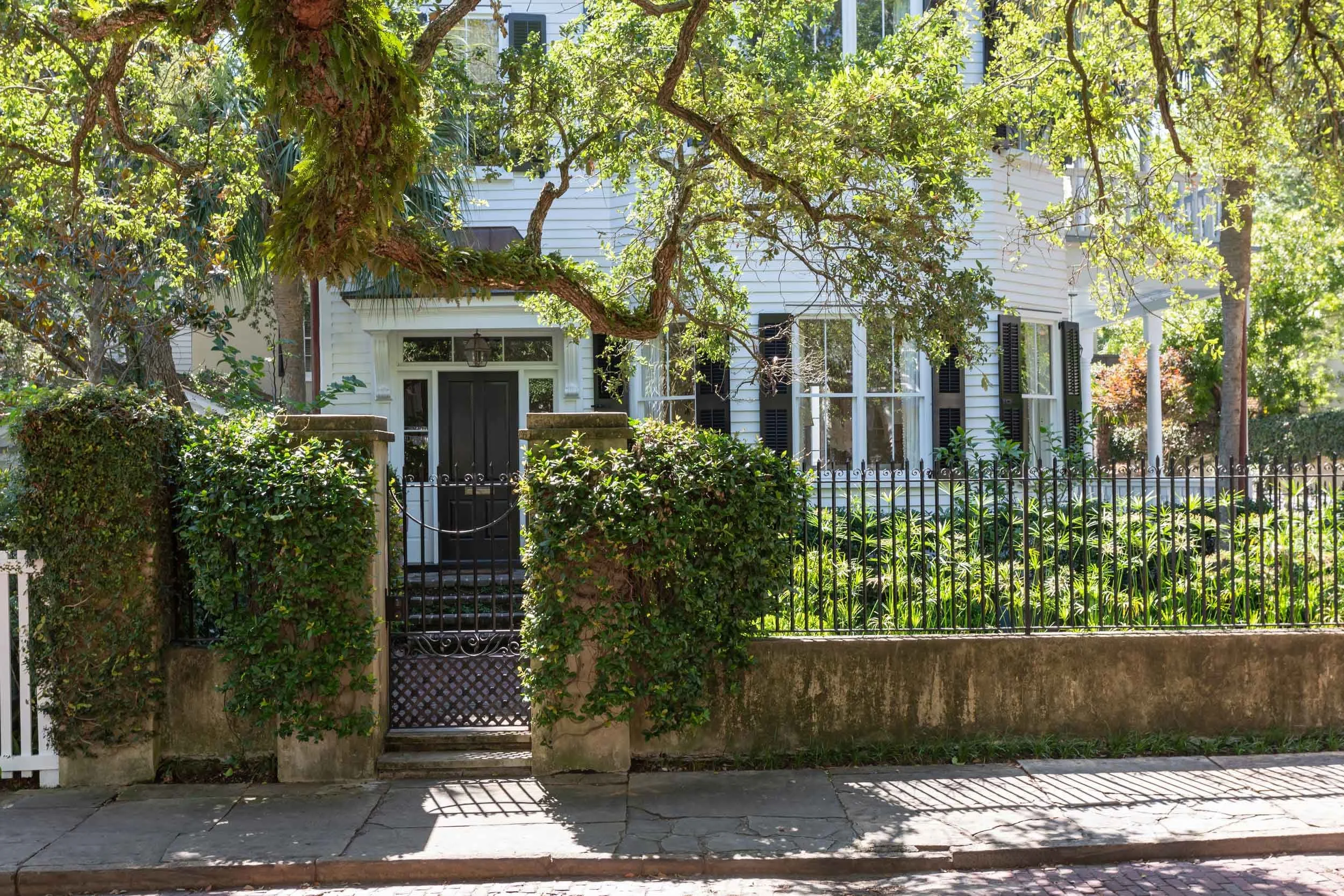 welcoming-charleston-historic-district-home-renovated-by-architect-beau-clowney-and-interior-designer-melissa-ervin.jpg