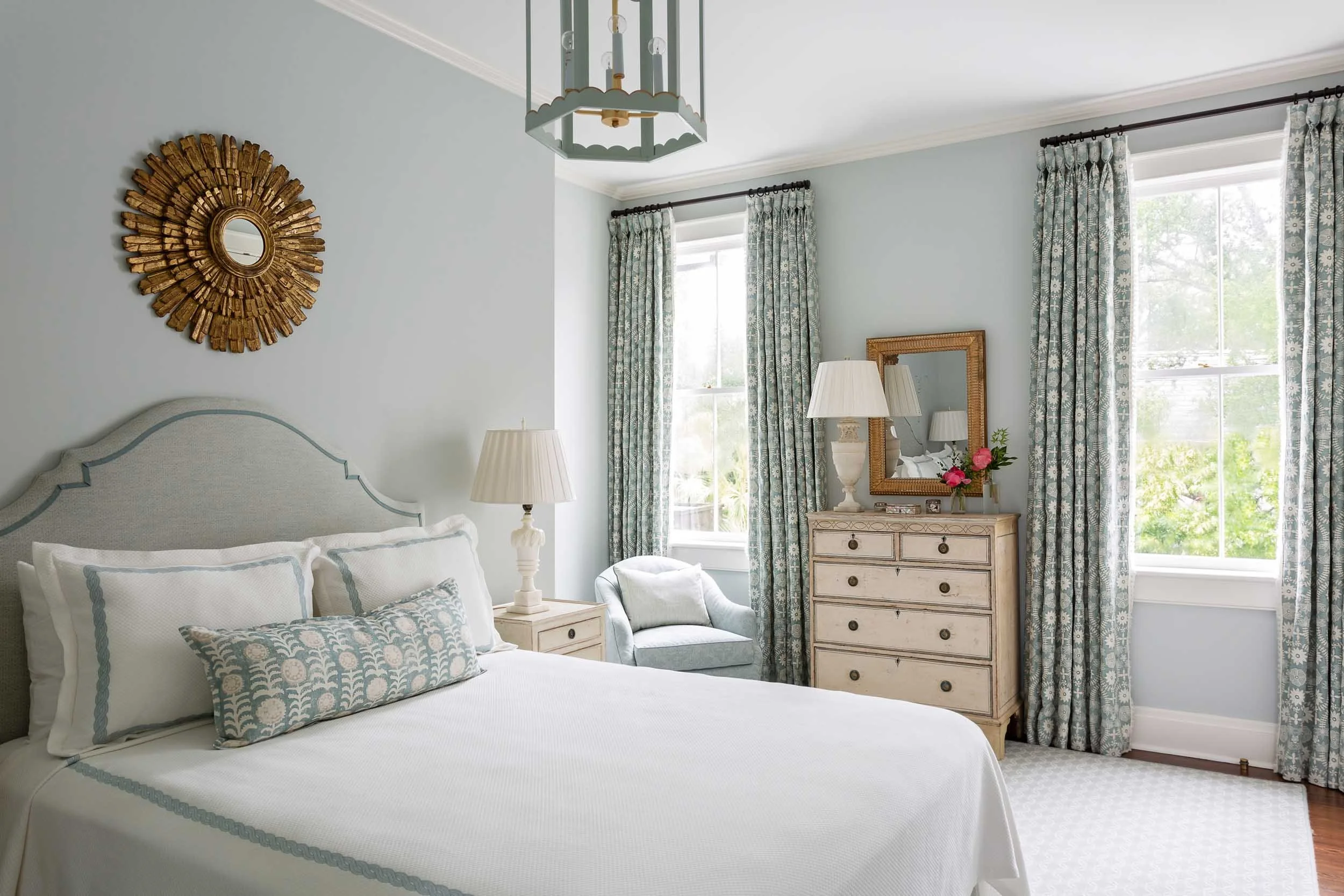 crisp-linens-and-contrasting-antique-gilded-mirrors-make-this-charleston-guest-room-a-relaxing-retreat.jpg
