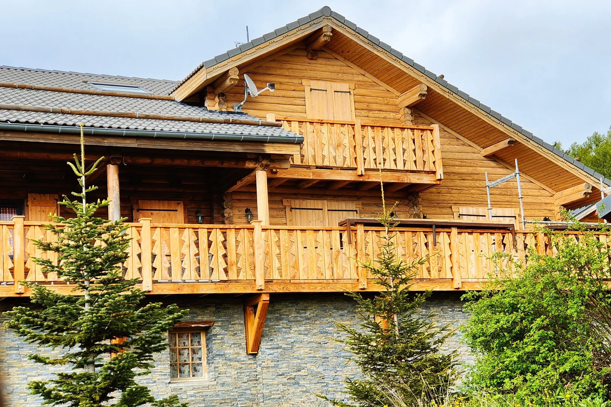 Décapage chalet bois Barcelonnette par aérogommage.jpg