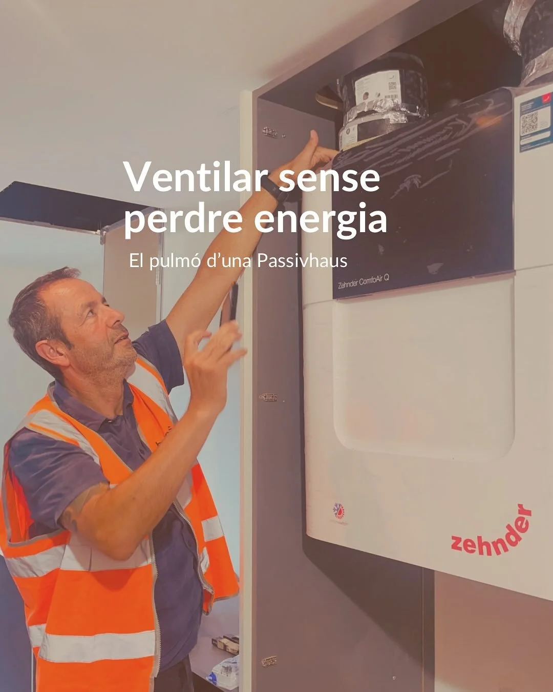 🌬️ Segur que saps que ventilar casa teva &eacute;s essencial, per&ograve; obrir finestres quan fa 38 graus a fora no &eacute;s la millor soluci&oacute;, no?
En una Passivhaus, la ventilaci&oacute; mec&agrave;nica amb recuperador de calor fa la feina