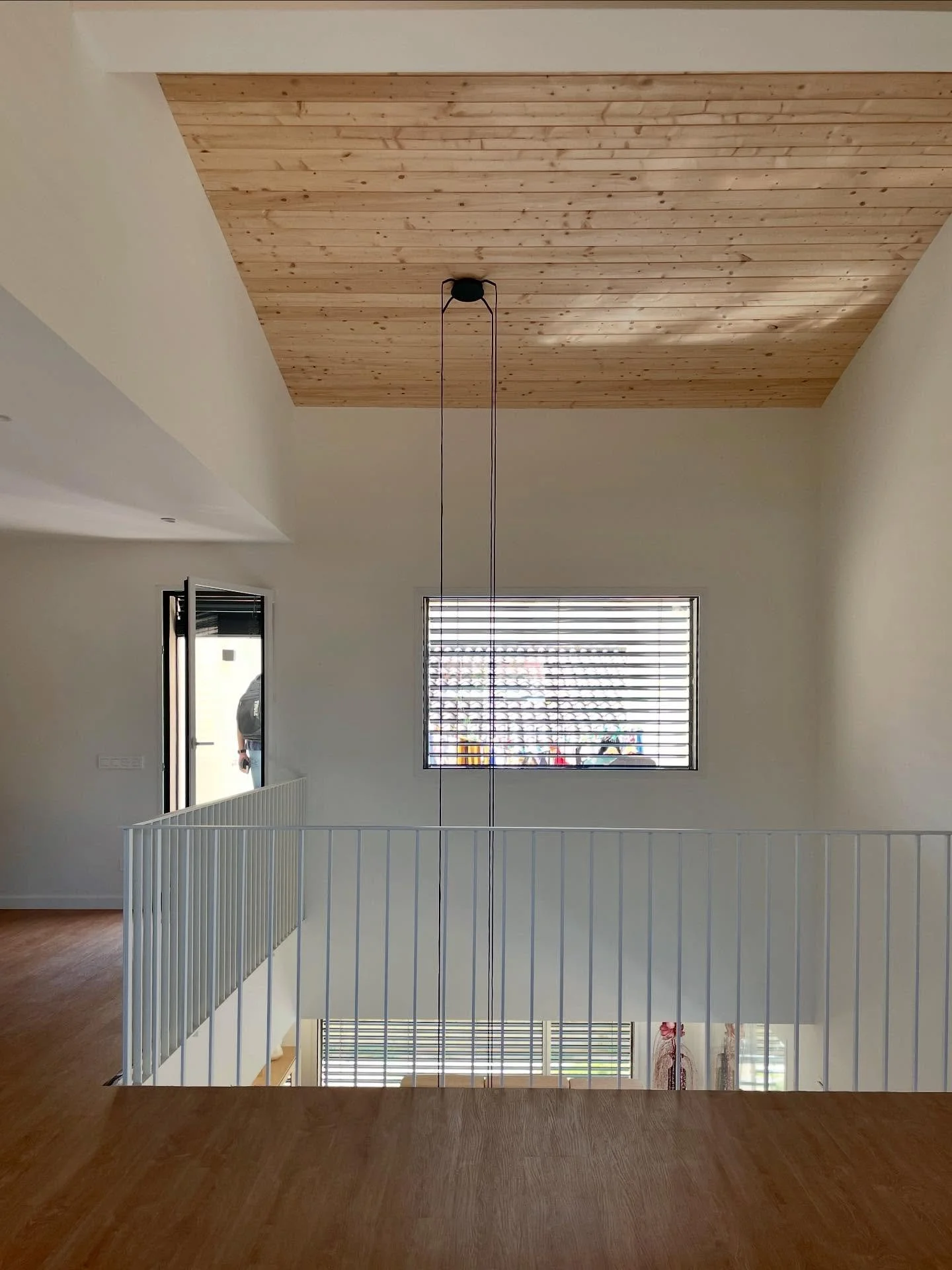 Aqu&iacute; la llum viatja de punta a punta i de dalt a baix, a trav&eacute;s d&rsquo;aquest buit central que connecta la vida familiar ✨
[Passivhaus de fusta, 2024-25]
-
Aqu&iacute; la luz viaja de punta a punta y de arriba abajo a trav&eacute;s de 