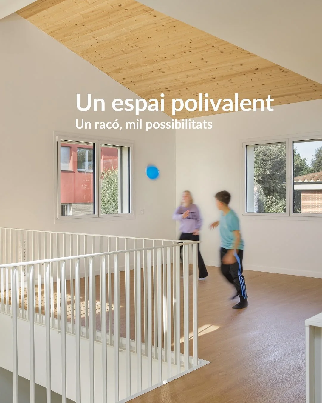 Hi ha espais que no neixen amb una sola funci&oacute;.
Aquest est&agrave; plantejat com a estudi, per&ograve; avui &eacute;s lloc de joc, dem&agrave; sala de ioga, un altre dia campament infantil nocturn o escenari de trobada improvisat.
Un lloc conn