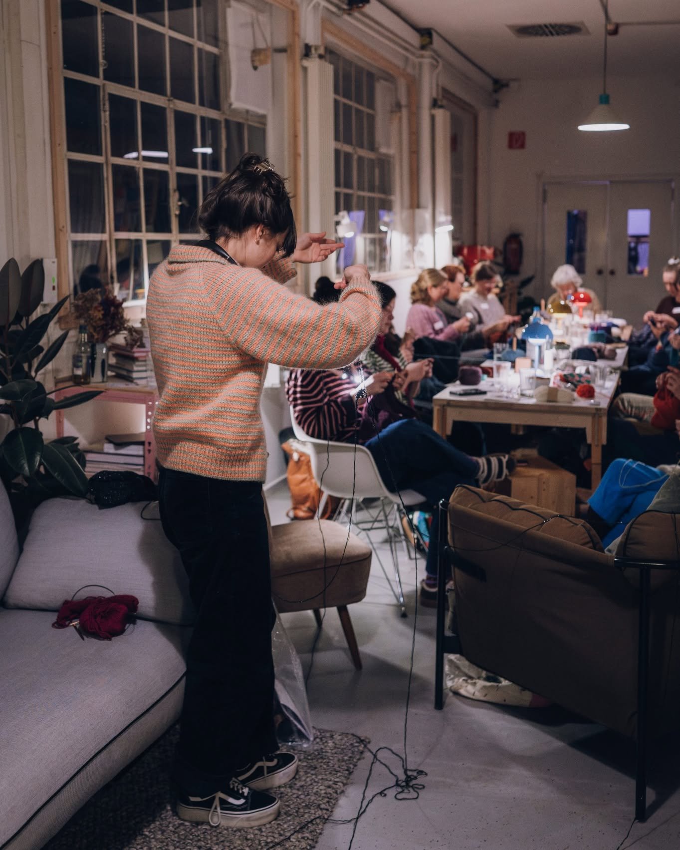 Wie gem&uuml;tlich es wieder war. 
Am Dienstag wurde nicht nur gestrickt, sondern auch flei&szlig;ig entwirrt und geduldig entkn&auml;uelt. Lucias Garn hatte sich ordentlich verknotet &ndash; aber am Ende konnte auch das wieder in Maschen verwandelt 