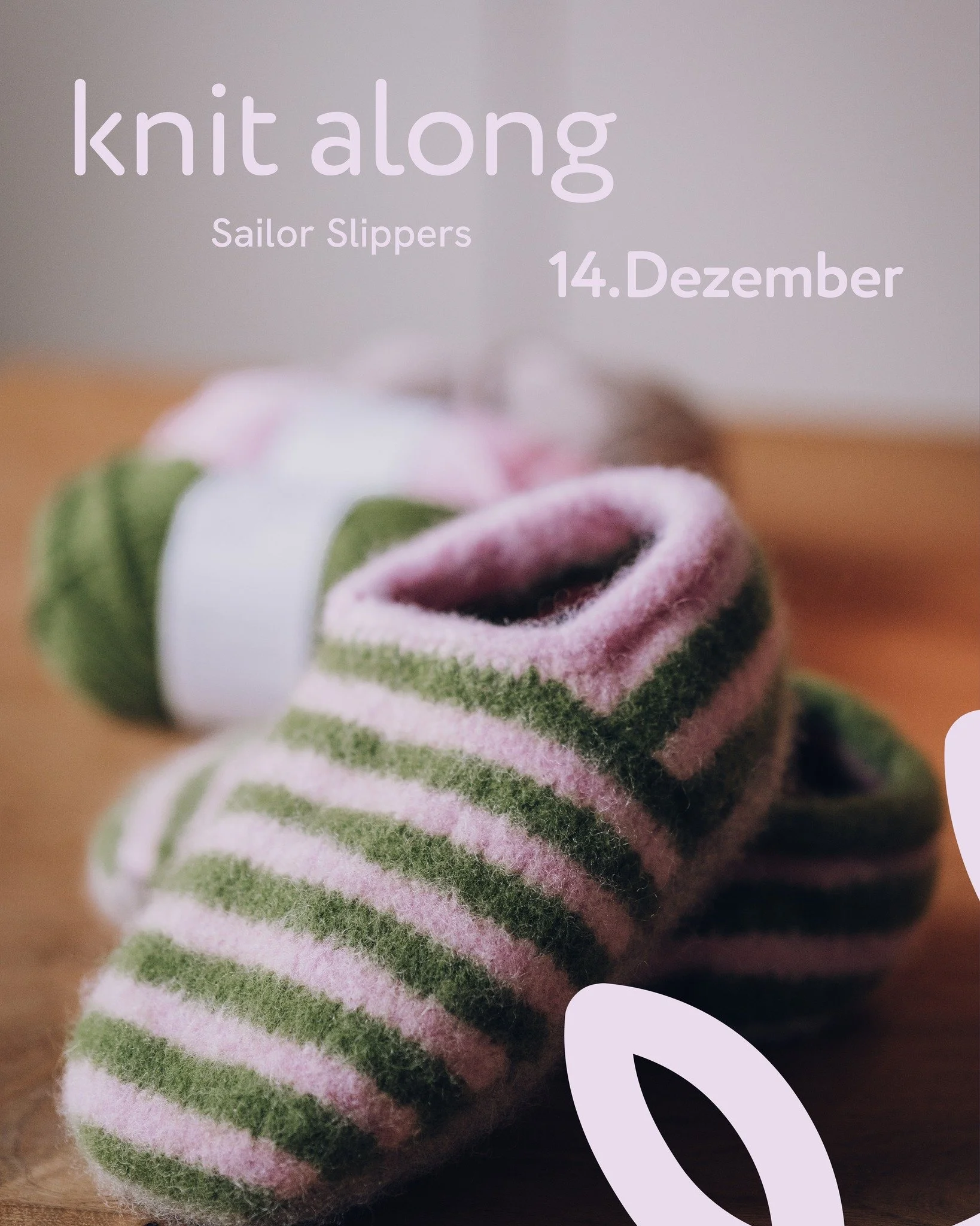 Die Sailor Slippers sind fertig. 🩷💚
Ich habe sie mit Nadelst&auml;rke 5,5 mm und dem #Fritidsgarn von @sandnesgarn  gestrickt. Dadurch musste ich ein wenig umrechnen, am Ende hat es aber super gepasst &ndash; vielleicht w&uuml;rde das n&auml;chste 