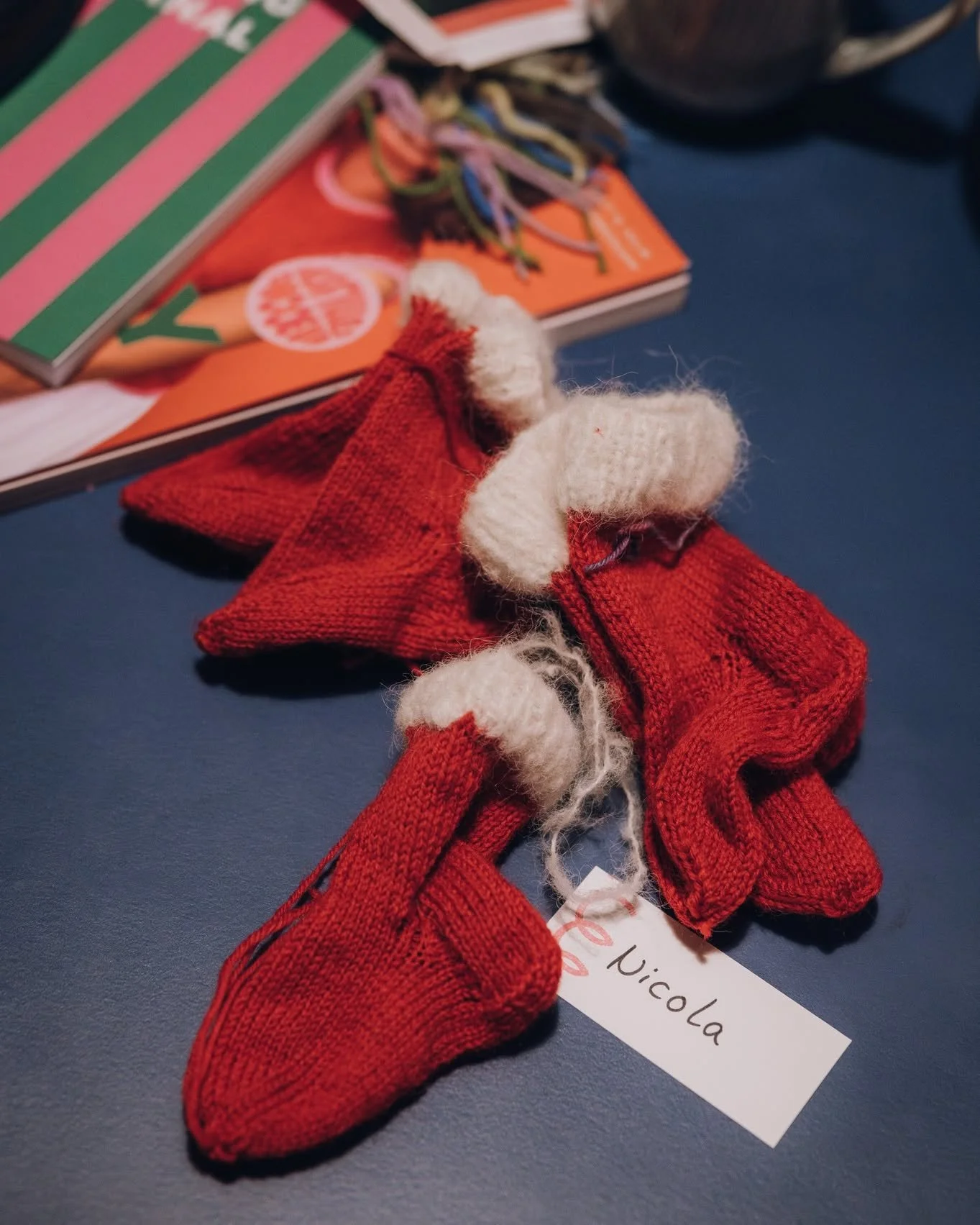 Der erste Advent. 🕯
Kleine Weihnachtssocken, die @strick_und_buecherliebe  jedes Jahr f&uuml;r die Fr&uuml;hchenstation im UKM strickt. 🥰
Ein stilles, sch&ouml;nes Beispiel daf&uuml;r, wie viel W&auml;rme in Handarbeit stecken kann &ndash; Masche f