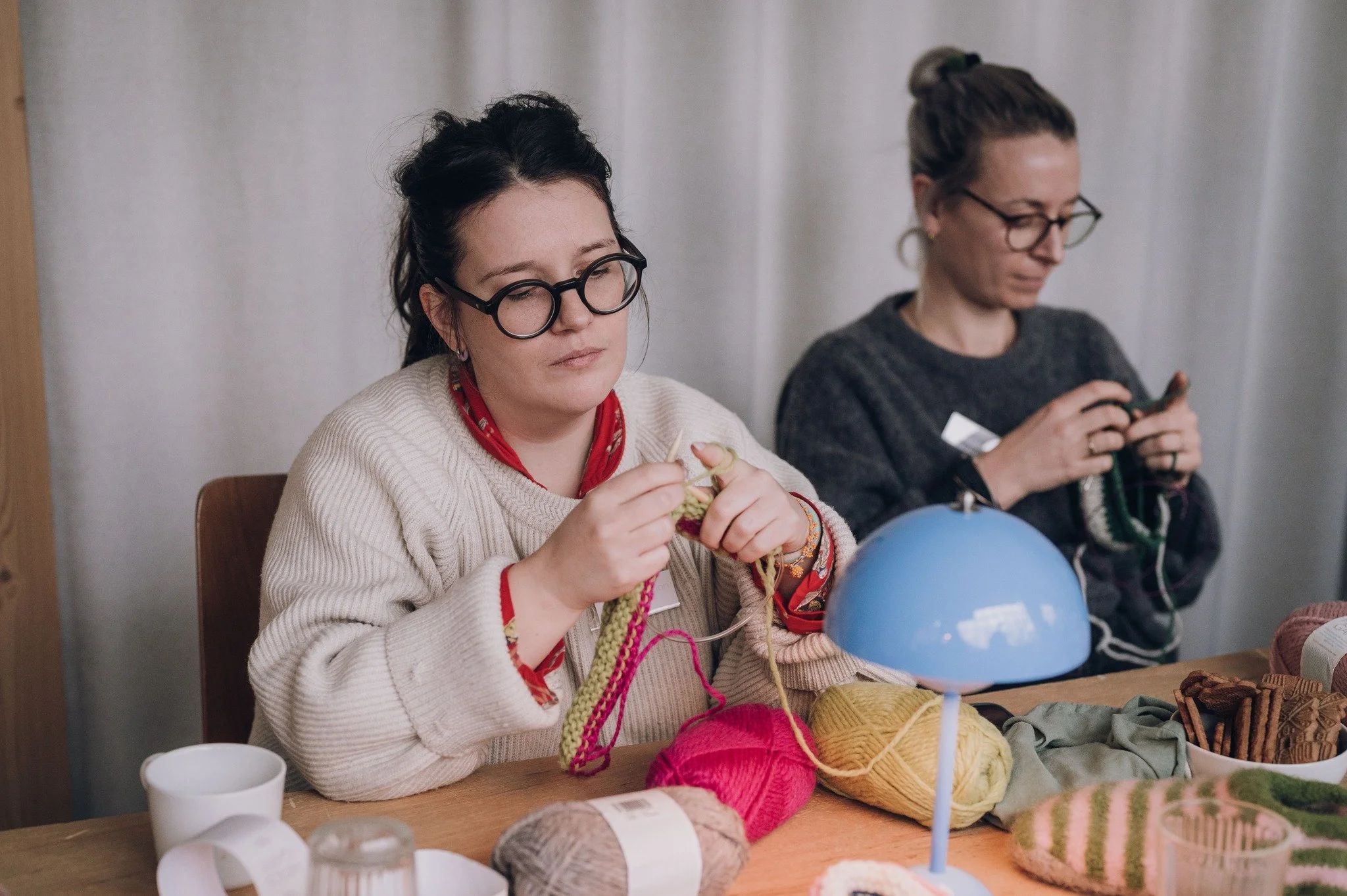 Ein ruhiger, konzentrierter Knit Along am Sonntag.
Gemeinsam an den Sailor Slippers zu stricken, Fragen zu kl&auml;ren, zu rechnen, zu lachen und einfach Zeit zu haben &ndash; genau daf&uuml;r mag ich diese Formate so sehr.
Danke an alle, die dabei w