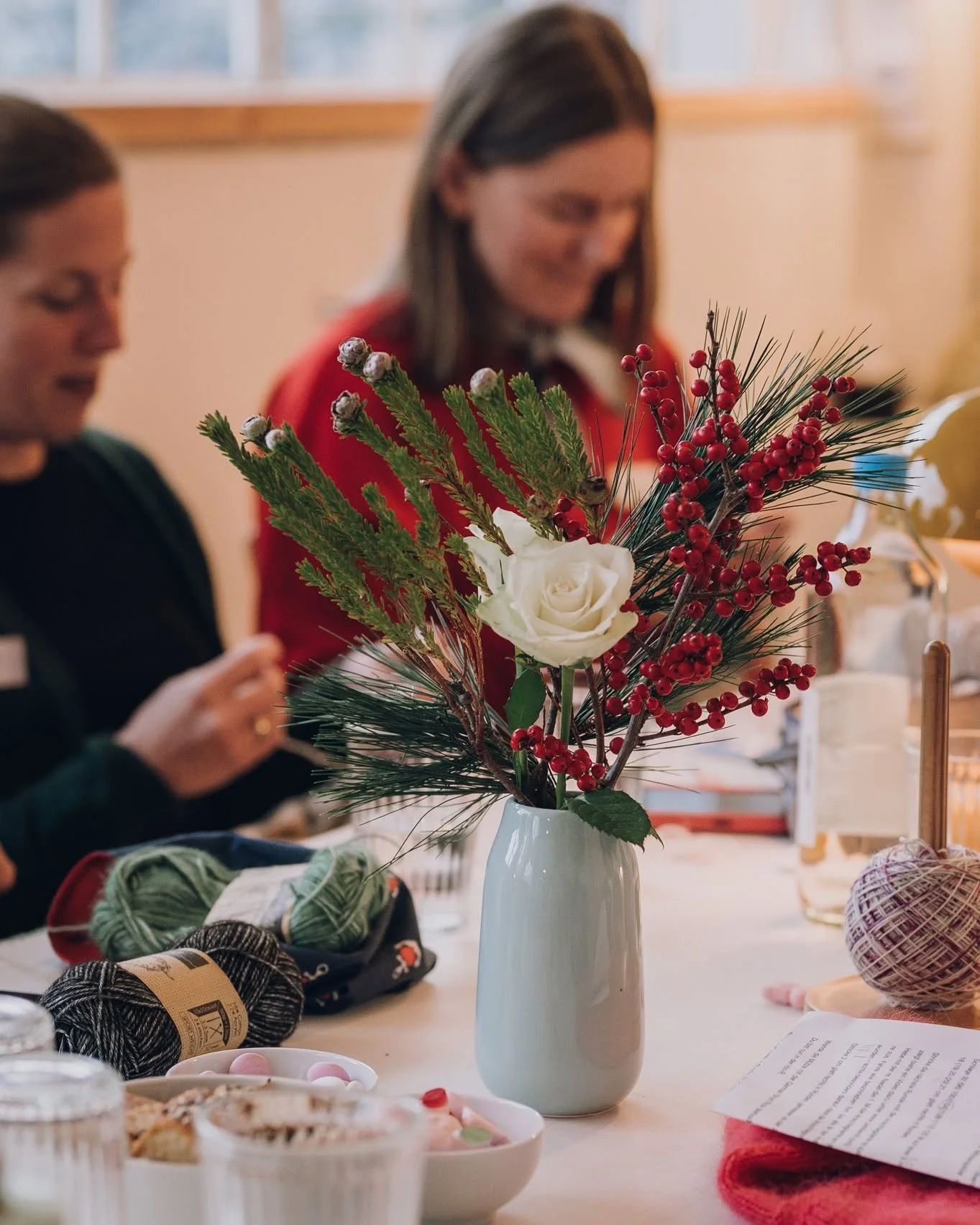 Zwischen Wolle, Blumen und leisen Momenten m&ouml;chte ich euch von Herzen sch&ouml;ne Weihnachten w&uuml;nschen.
Habt eine gute, ruhige Zeit. ✨🌿

Habt ihr &uuml;ber die Weihnachtstage ein kleines Strickprojekt auf den Nadeln?

#stitchconnection #we