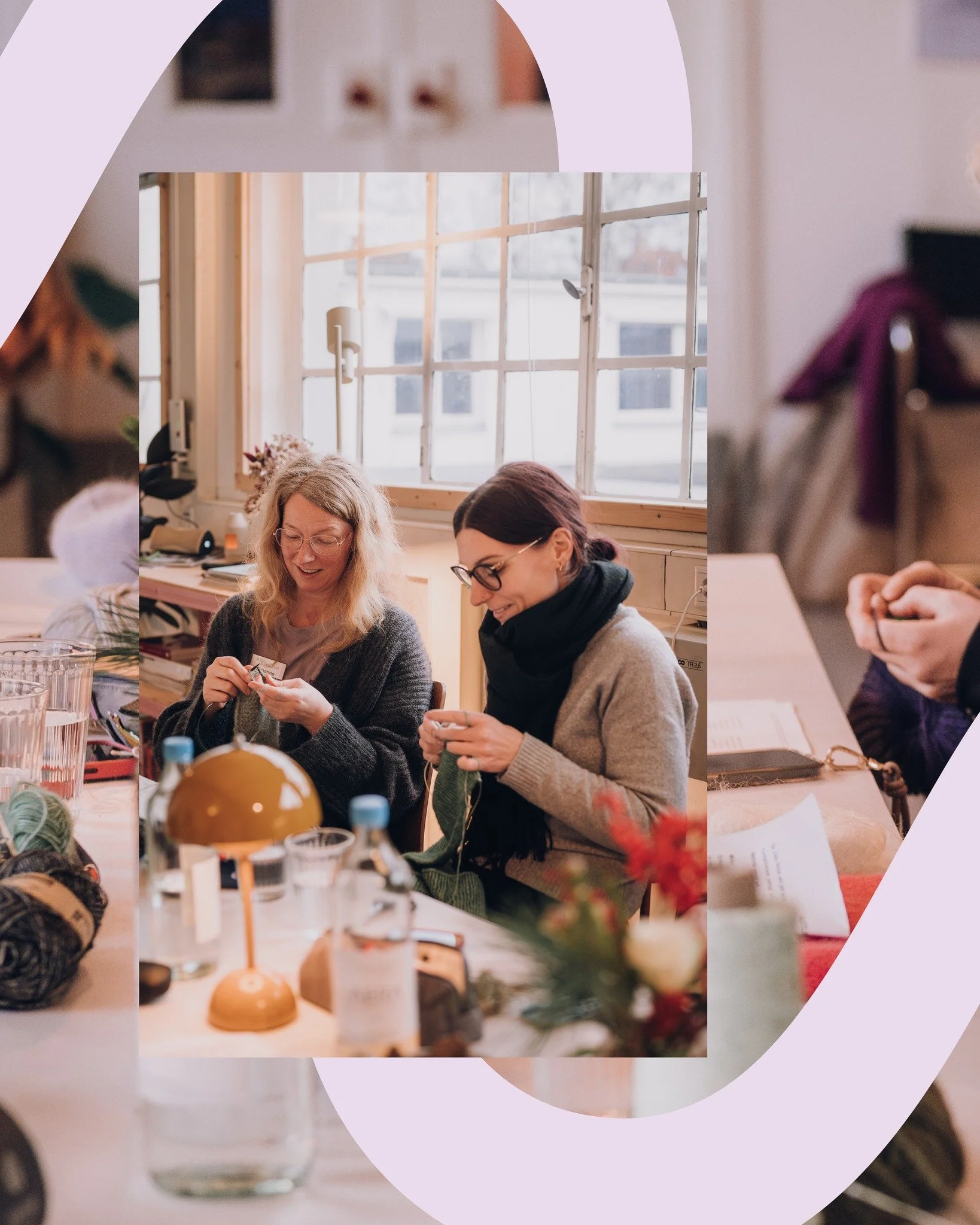 Ein Nachmittag zum Innehalten.
In kleiner Runde sind wir vom Studio gemeinsam hin&uuml;ber in Susis sch&ouml;nes Yoga-Studio gelaufen &ndash; nur ein paar Gehminuten entfernt und doch wie ein kleiner Ortswechsel.
Nach einer sanften Yoga-Einheit wurde