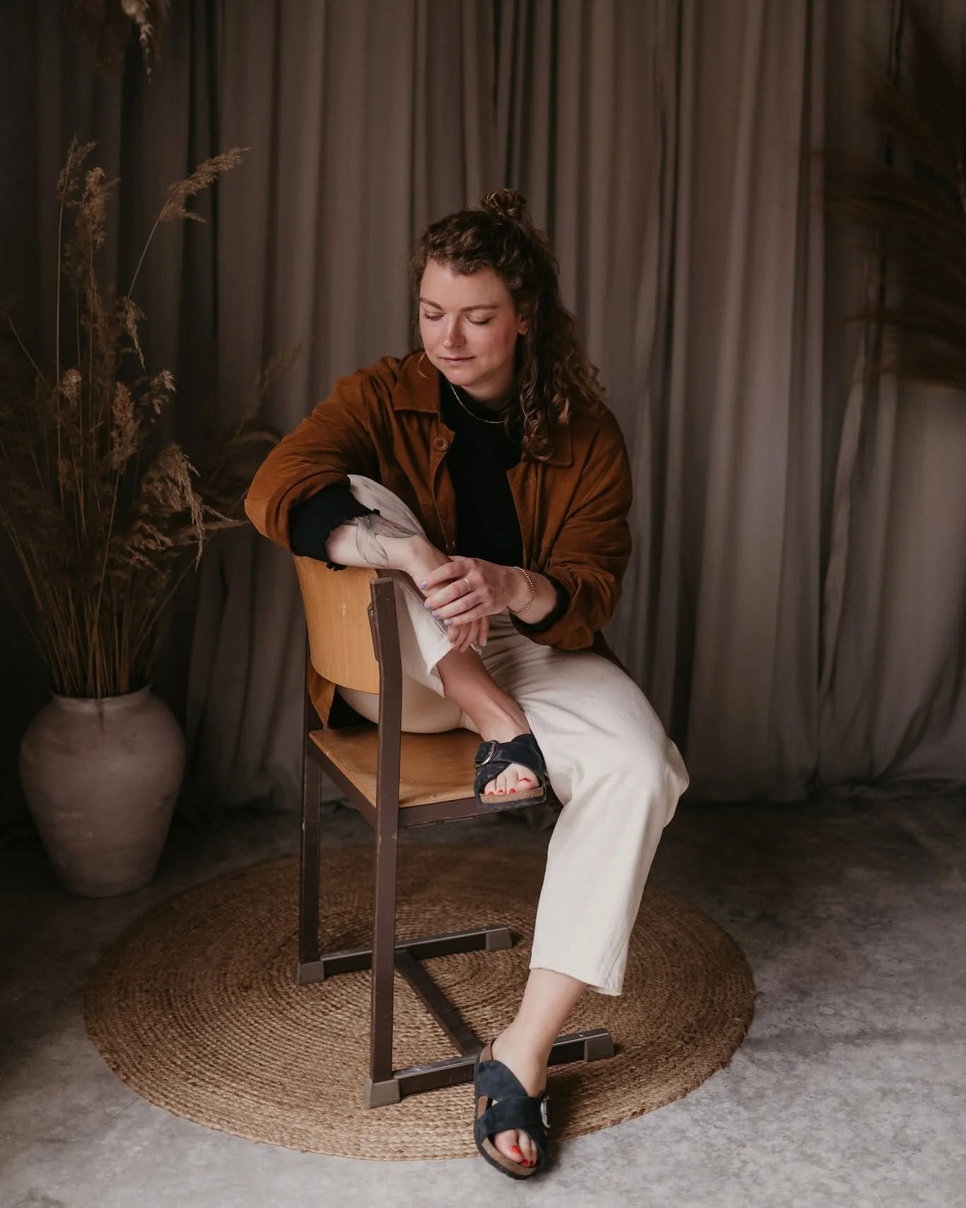 Ich bin dankbar f&uuml;r all die Begegnungen, Gespr&auml;che, Maschen
und gemeinsamen Abende, die dieses Jahr gepr&auml;gt haben.
Die Stitch Connection ist f&uuml;r mich ein Ort geworden,
der Pause vom Alltag schenkt &ndash;
und genau das m&ouml;chte