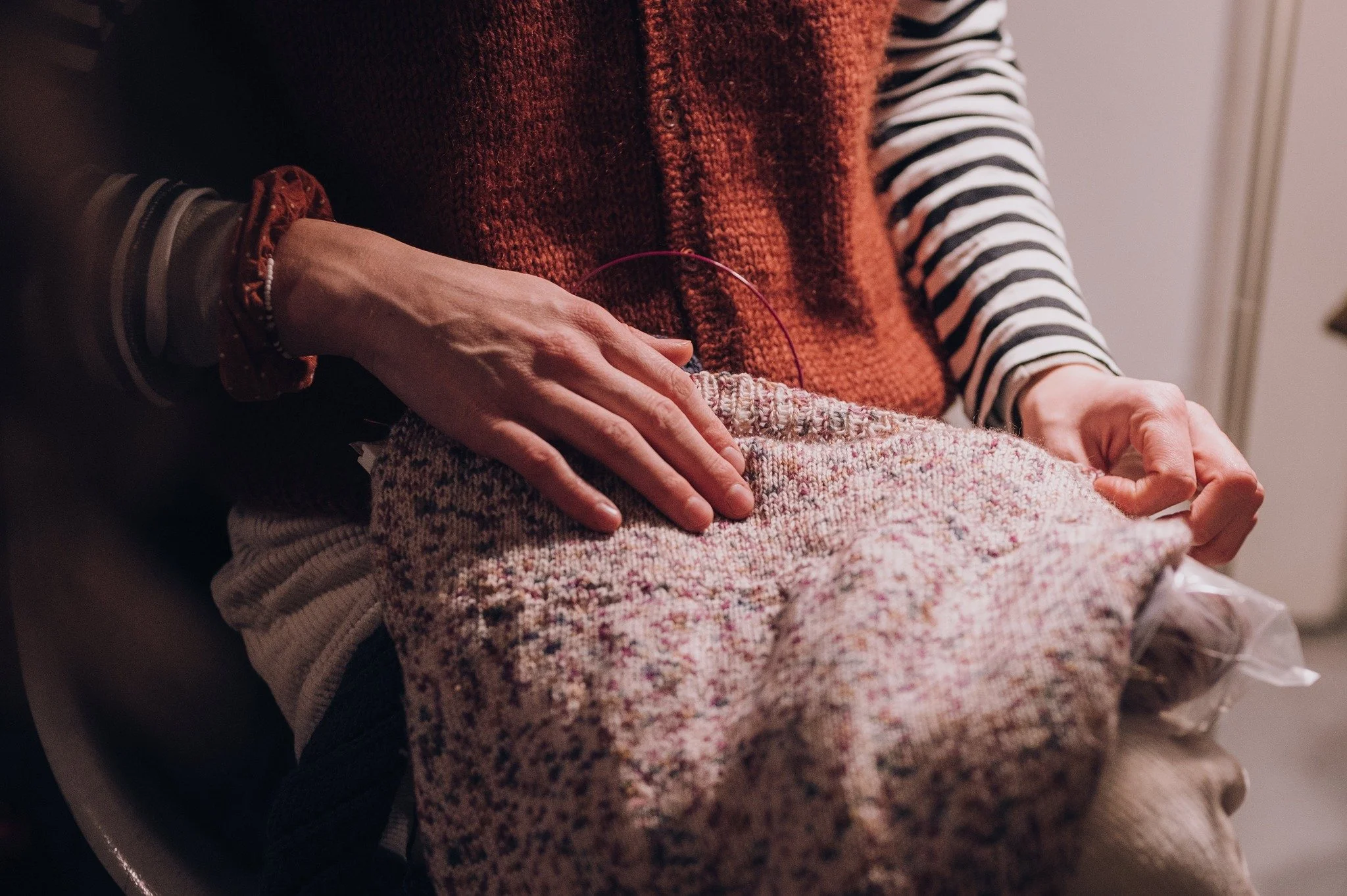 Der Jahresanfang darf f&uuml;r mich leise sein.
Stricken, zusammensitzen, Gedanken sortieren &ndash; jede*r im eigenen Tempo. 🧶
Genau dieses Miteinander macht den Strikklub f&uuml;r mich aus.
Ein guter Start ins neue Jahr.

Womit startet ihr ins neu