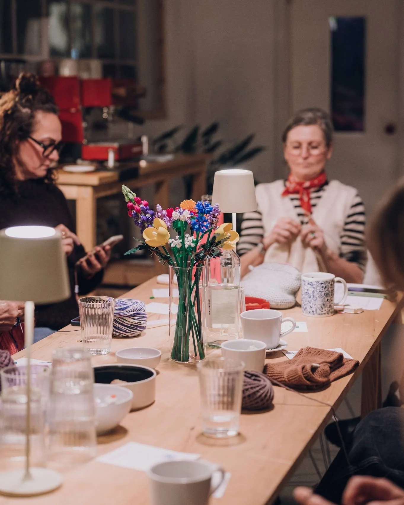 Ein ziemlich voller Strikklub und gleichzeitig der erste in diesem Jahr.
Viele Teilnehmerinnen, ein gro&szlig;er Tisch, laufende Gespr&auml;che und &uuml;berall Projekte auf den Nadeln. Es wurde gestrickt, geredet, gelacht, nachgedacht und weitergema