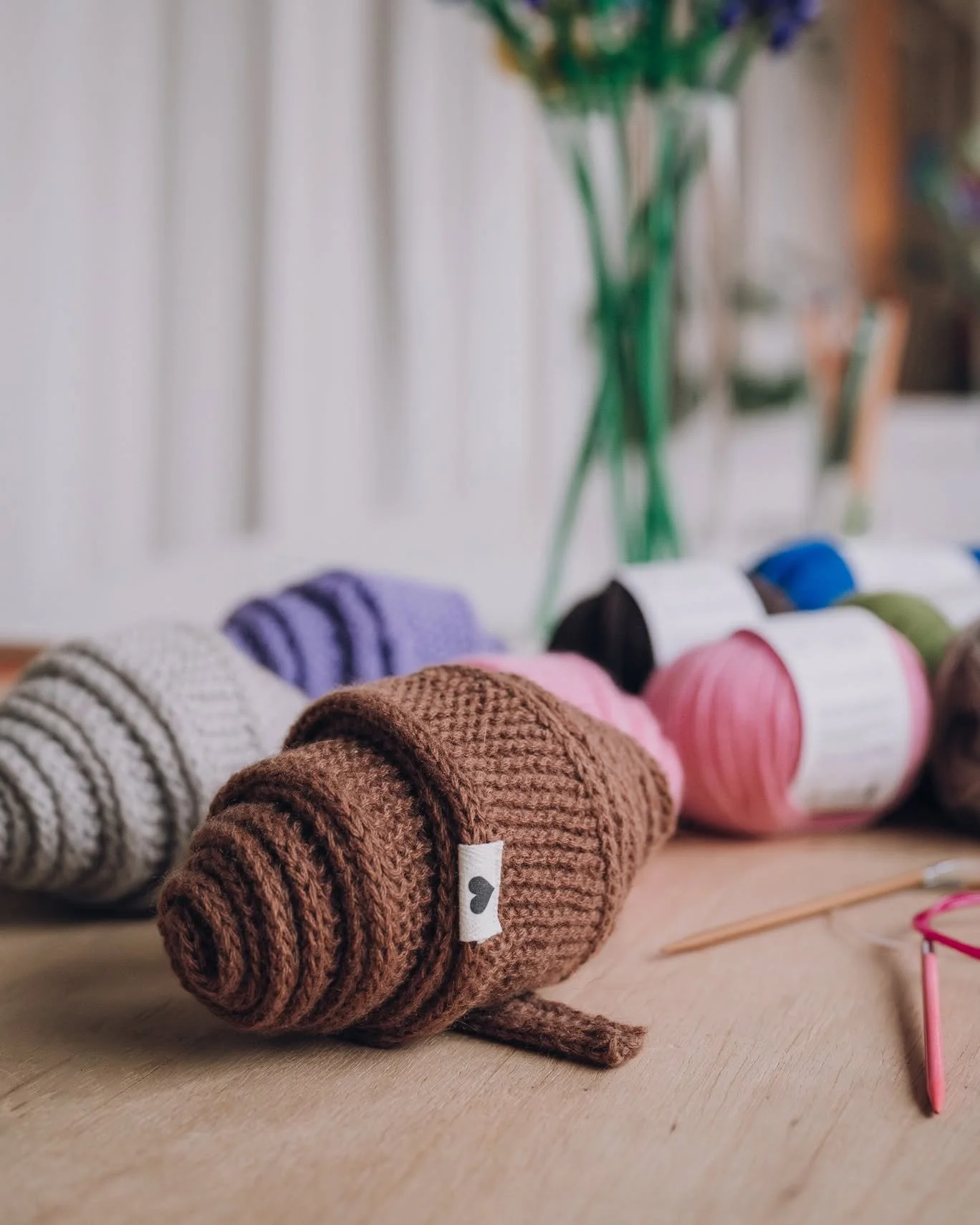 Das Garn liegt bereit, die Farben werden sortiert,  die kleine Entscheidungen sind getroffen. 
Ein Projekt, das &uuml;berschaubar ist und genau deshalb Raum l&auml;sst: zum Ankommen, Ausprobieren, Fragen stellen und einfach ins Stricken kommen.
Der S