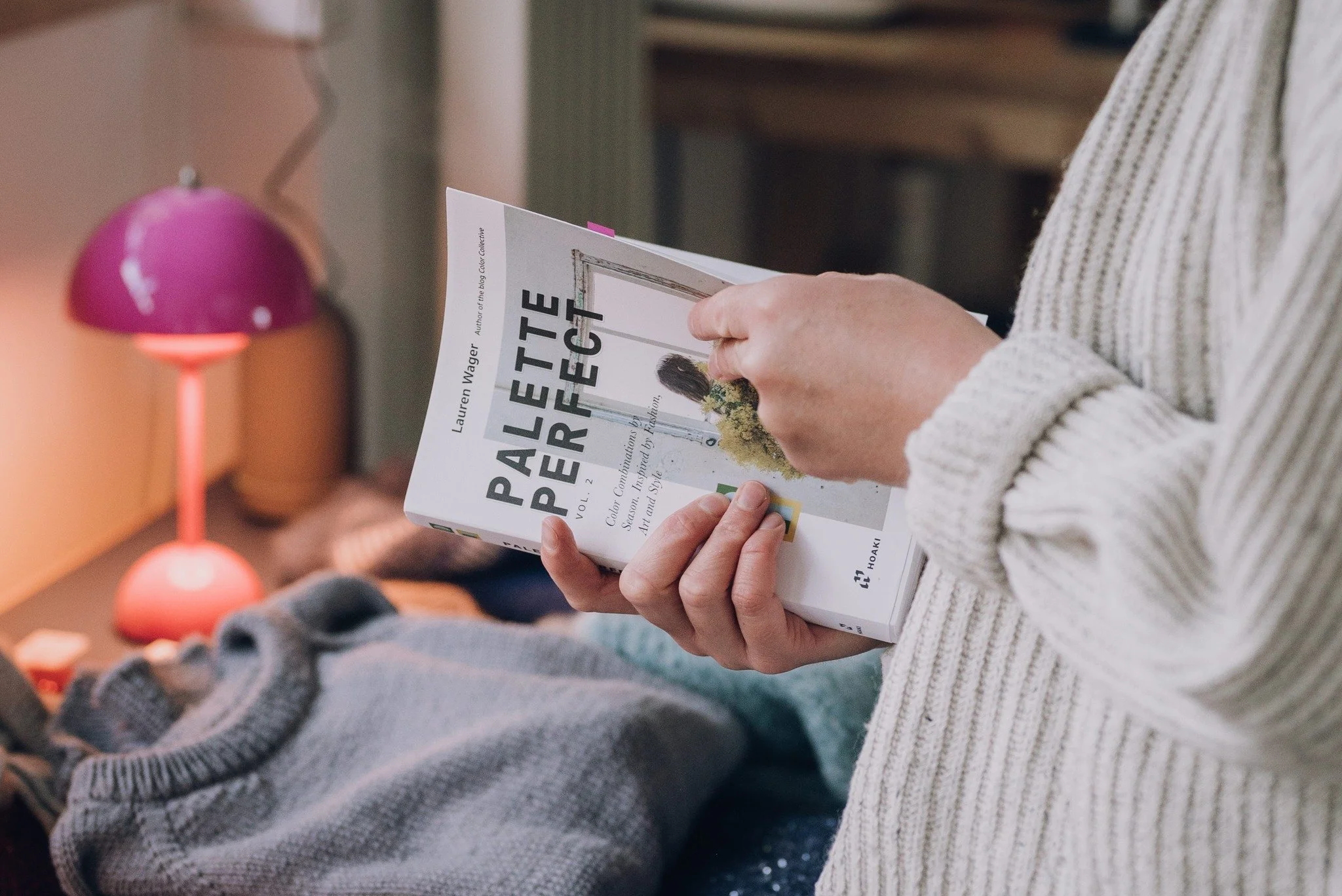 Zwischen Garnen, Farben und aufgeschlagenen Seiten entstehen oft ganz leise Ideen.
Ich mag diese Momente, in denen man ohne Plan schaut, f&uuml;hlt und sammelt &ndash; und vielleicht ein neues Projekt langsam Form annimmt.
Womit besch&auml;ftigst du 