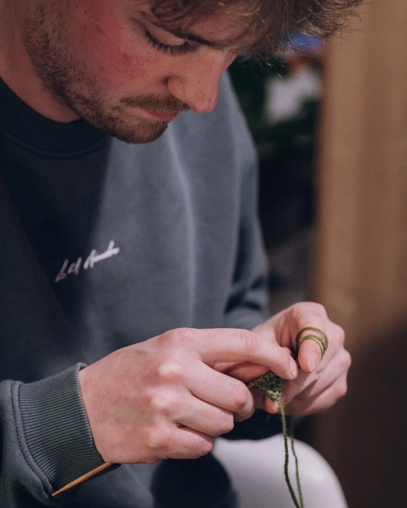 &bdquo;Boah, ich bekomme gerade richtig Respekt vor dem, was meine Oma alles gestrickt hat.&ldquo;
Sinngem&auml;&szlig; gesagt w&auml;hrend des letzten Strikkurses. 💜
Ein Satz, der h&auml;ngen geblieben ist &ndash; weil man beim Selbermachen pl&ouml