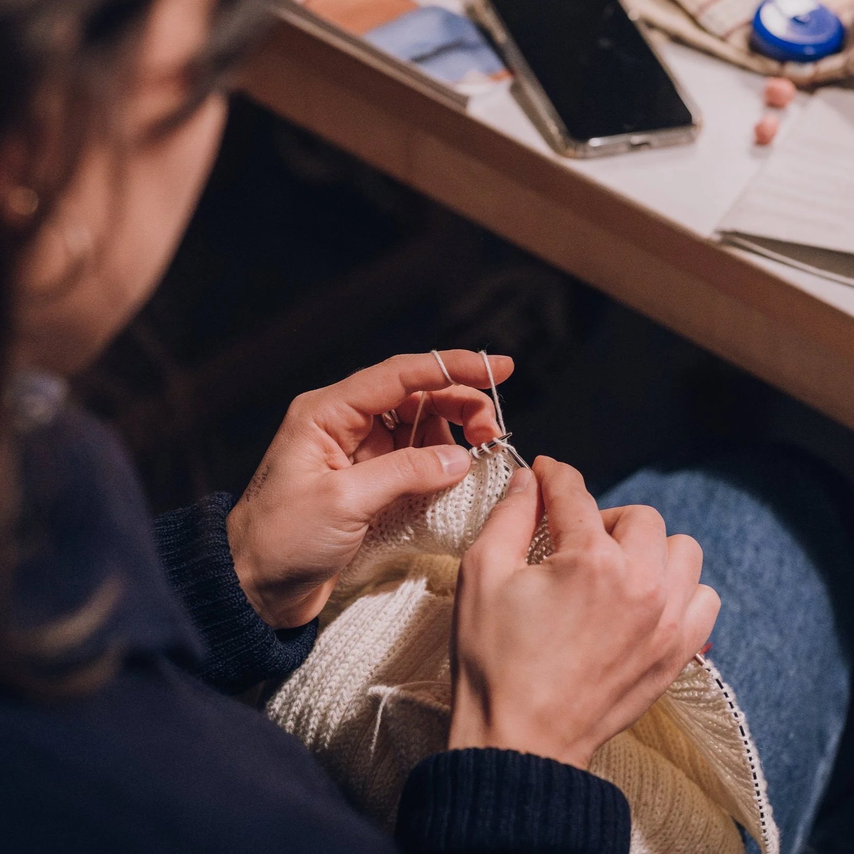 Detailaufnahme aus dem Strickkurs der Stitch Connection in Münster – Hände beim Stricken, Fokus auf Technik, Ruhe und das eigene Tempo.