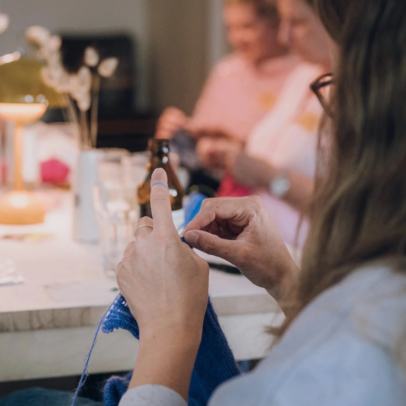 Strickkurs der Stitch Connection im Studio 44 Münster – Masche für Masche lernen, Techniken vertiefen und Stricken in ruhiger Atmosphäre genießen.