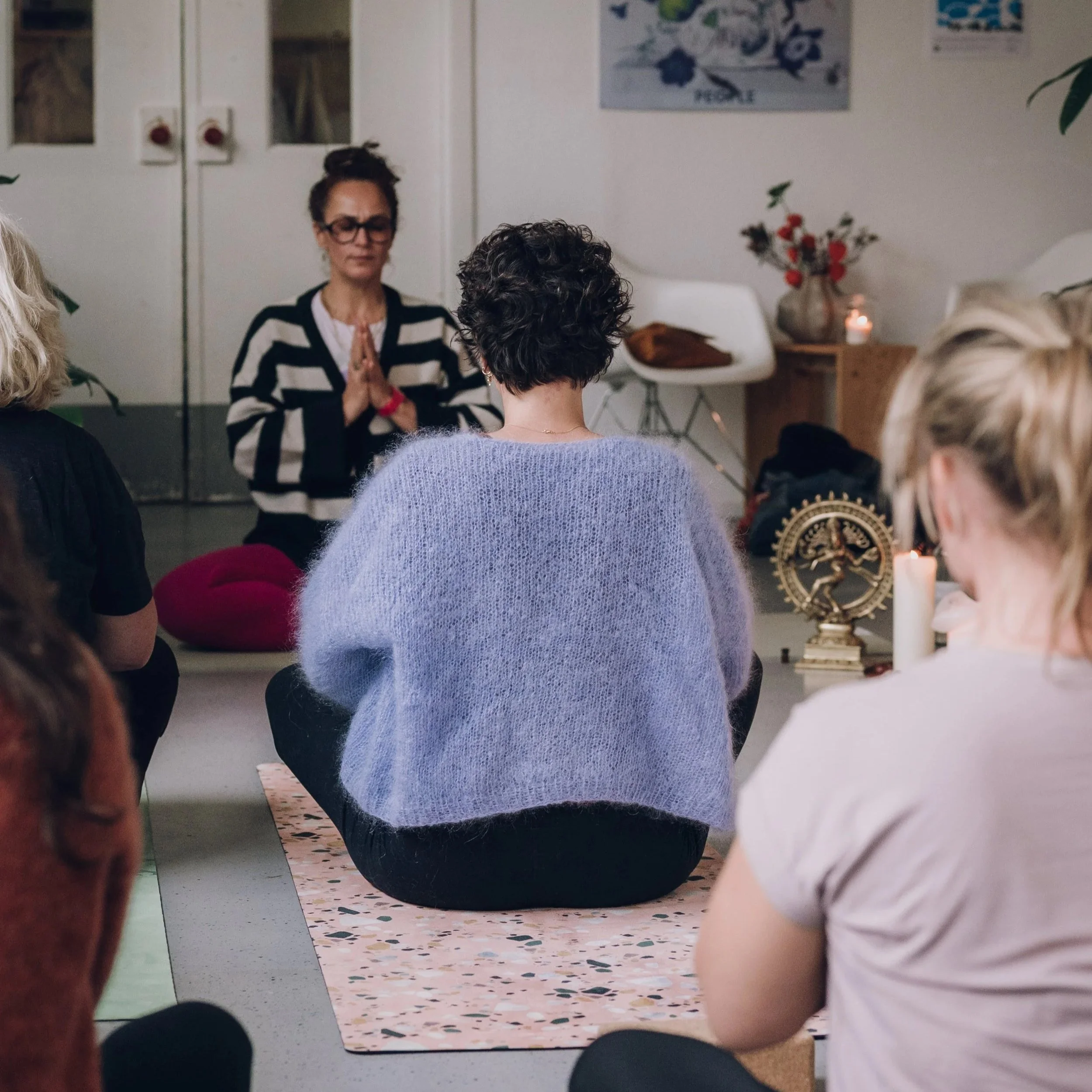 Sanfter Yoga-Moment bei der Auszeit im Advent von Stitch Connection und In Balance Yoga – ein Nachmittag zum Entspannen, Atmen & Loslassen. (Kopie)