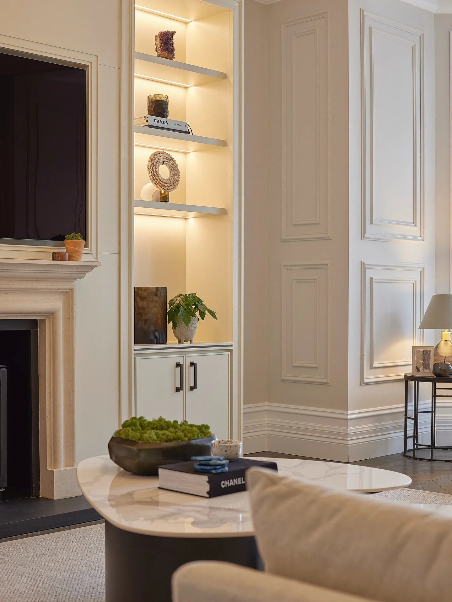 The Family Lounge at The Willows - where contemporary comfort meets timeless design 💫
For all enquiries please contact us on +44(0)1565 746788 or info@panoramic-properties.com
#interiordesign #interiorstyling #interiors #luxury #home #homedecor #d
