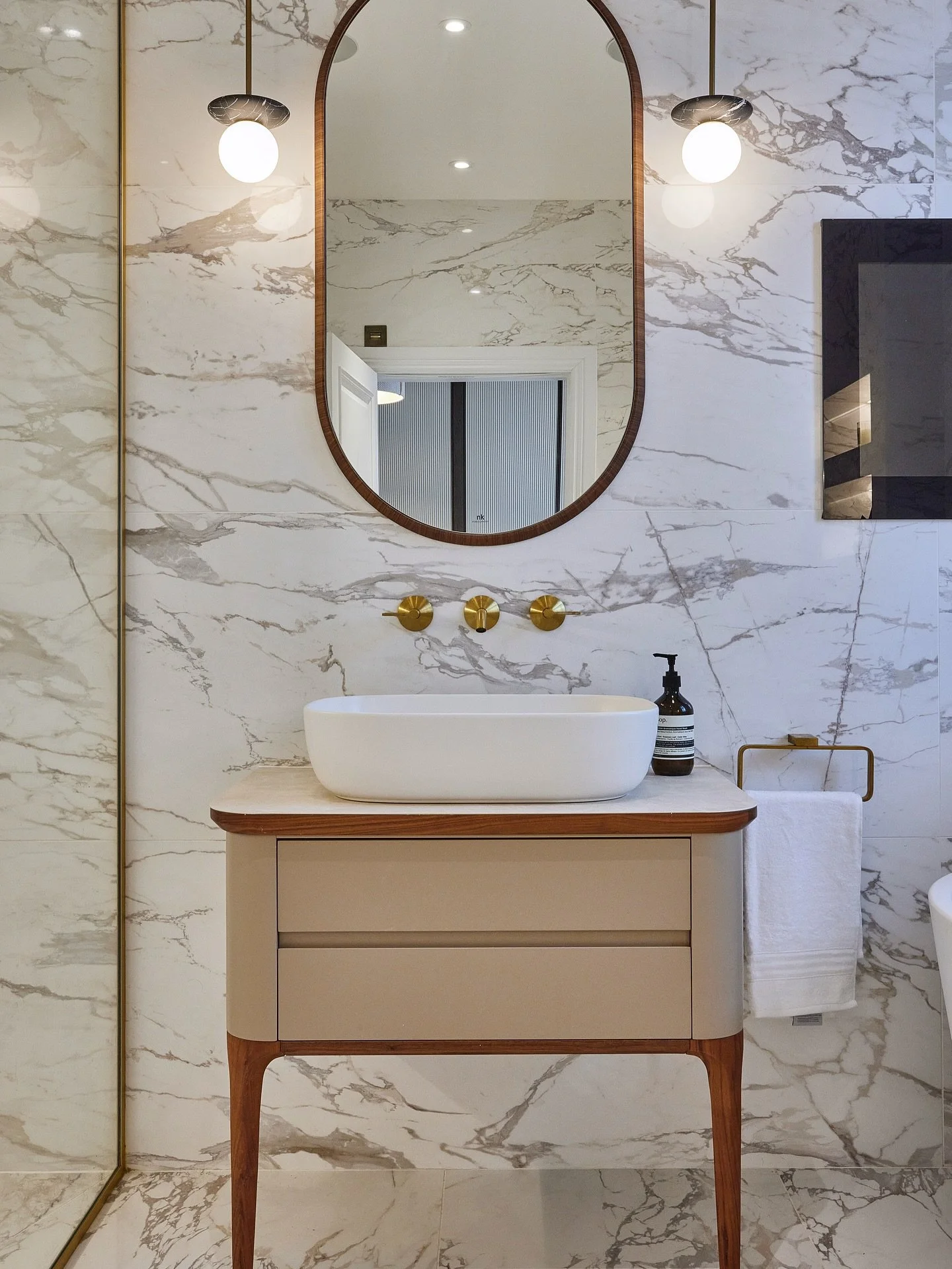 The Master Bathroom at The Willows ✨
Featuring light stone finishes paired with brushed brass accents for a timeless, elegant look! 
For all enquiries please contact us on +44(0)1565 746788 or info@panoramic-properties.com
#interiordesign #interio
