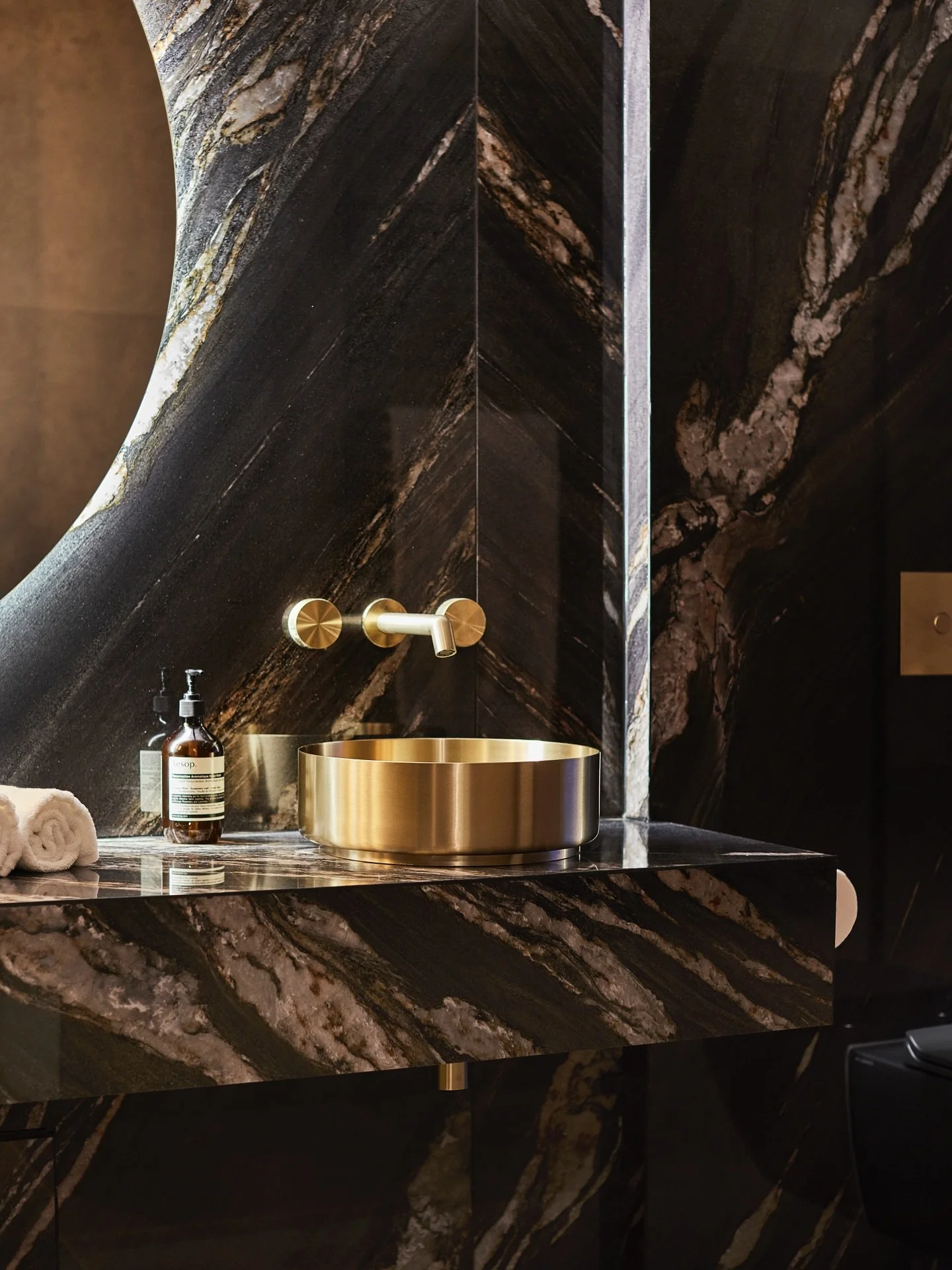 Immerse yourself in the moody allure of Baobab House&rsquo;s Guest WC - where shadowy tones and luxurious textures create an unforgettable first impression.
The vibe flows effortlessly onward to the pool, gym, and the party-ready lower level 🖤

For 