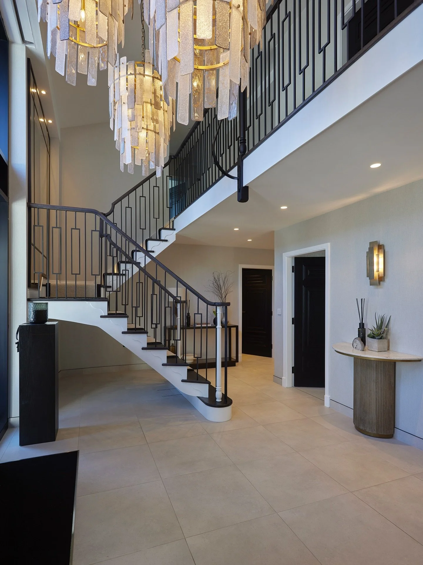 Revisiting the upgraded Entrance &amp; Staircase at Sycamore House ✨

The move from a contemporary staircase to a traditional oak design - with metal spindles and a geometric runner - has brought a new sense of warmth, character, and visual depth to 