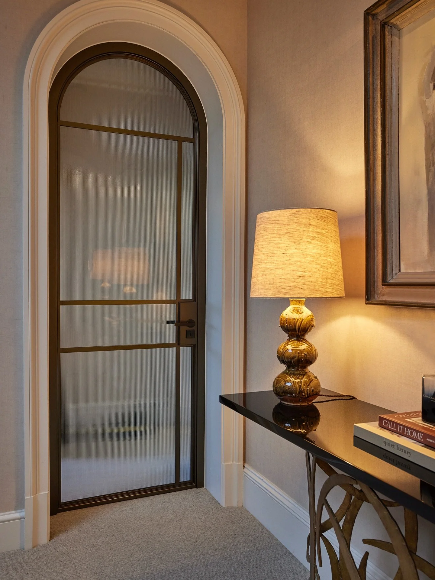 The Landing at Oakwood House is filled with thoughtful touches, none more striking than the arched steel door with softly textured reeded glass ✨

For all enquiries please contact us on +44(0)1565 746788 or info@panoramic-properties.com

#interiordes