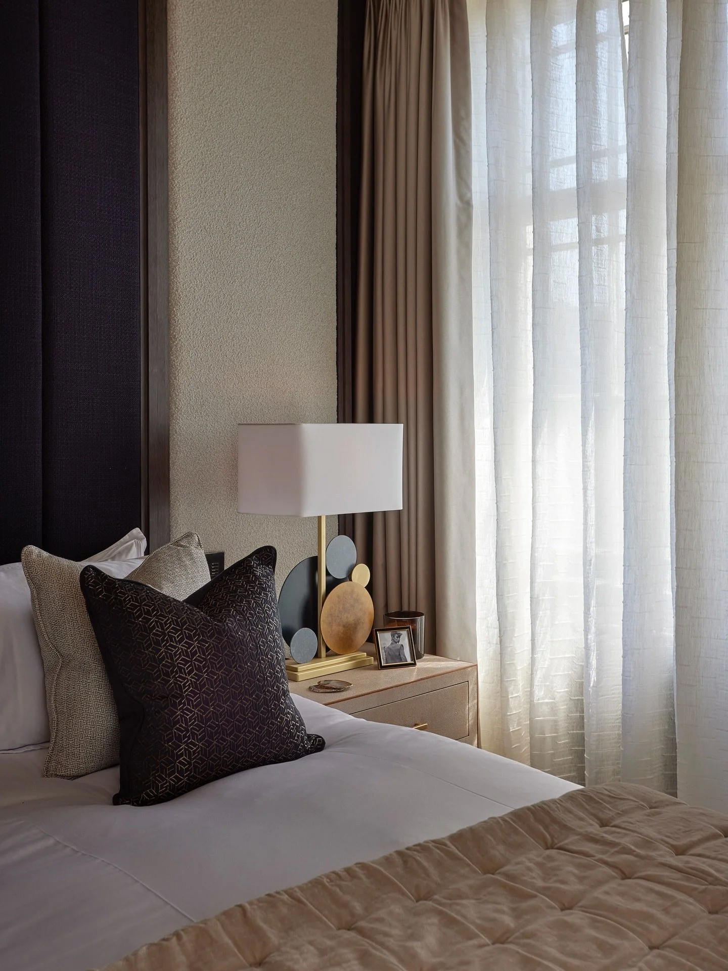Guest Suite details at Oakwood House 💫

Designed to capture the calm of a boutique stay, with layered neutrals, rich boucle textures and bespoke joinery throughout.

For all enquiries please contact us on +44(0)1565 746788 or info@panoramic-properti