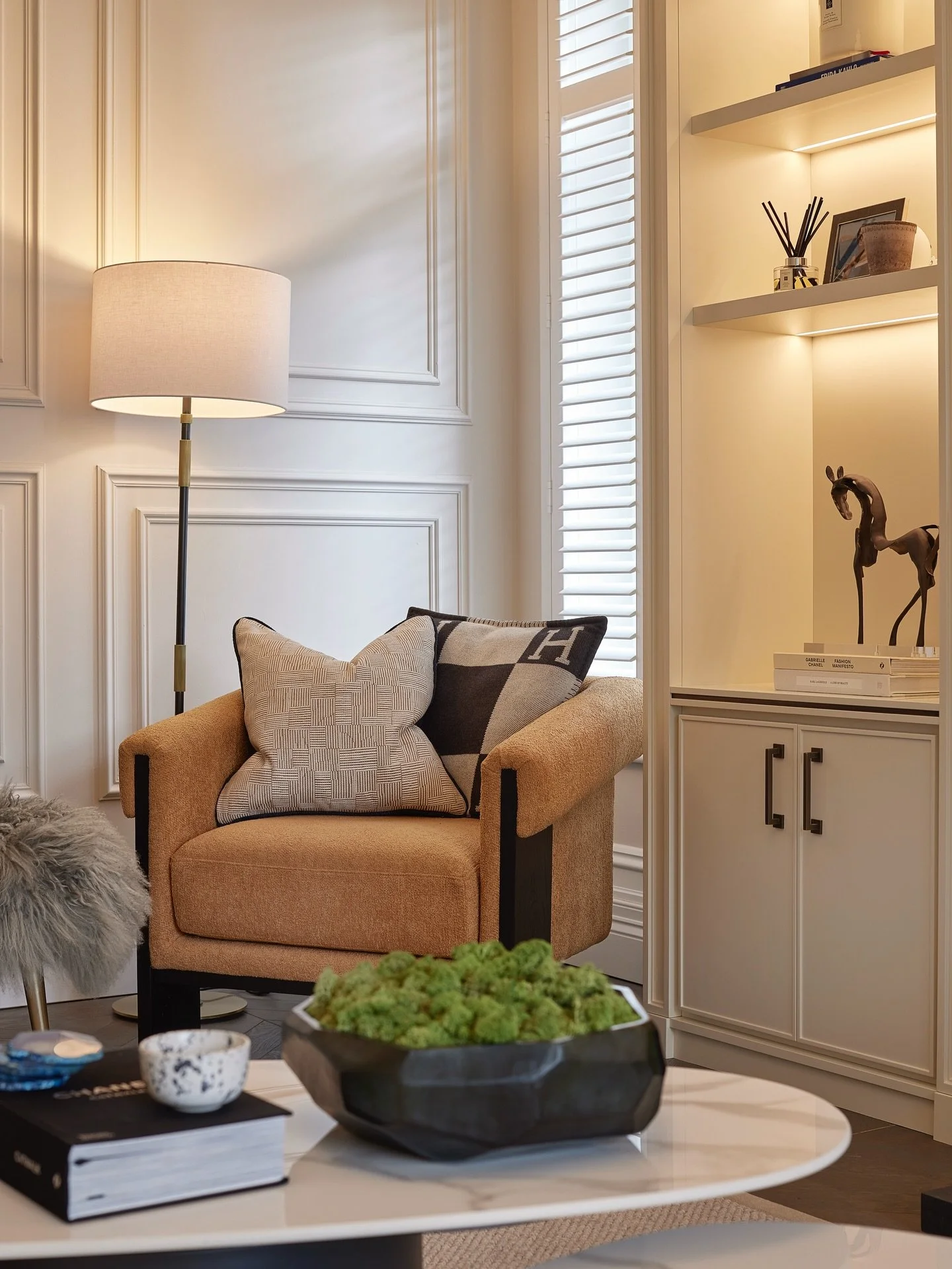 The Formal Lounge at The Willows blends traditional structure with contemporary softness - deep stained timber flooring paid with warm neutral panelling, layered with curated pops of colour through accessories and upholstery 🤍🧡

For all enquiries p