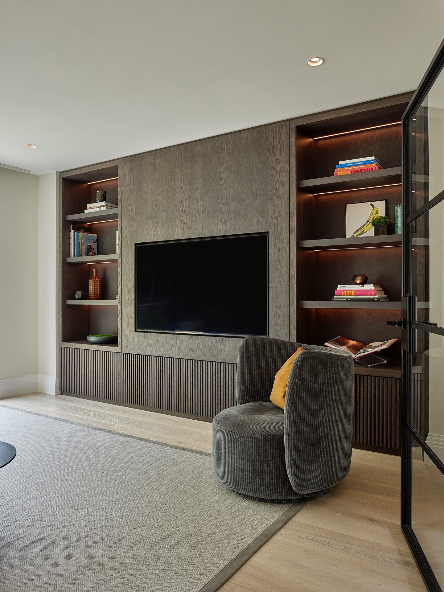 A soft, neutral palette is balanced with dark-stained oak cabinetry and reeded base units, while considered touches of colour through the upholstery bring warmth, depth and character to the space 🧡🤍🖤

For all enquiries please contact us on +44(0)1