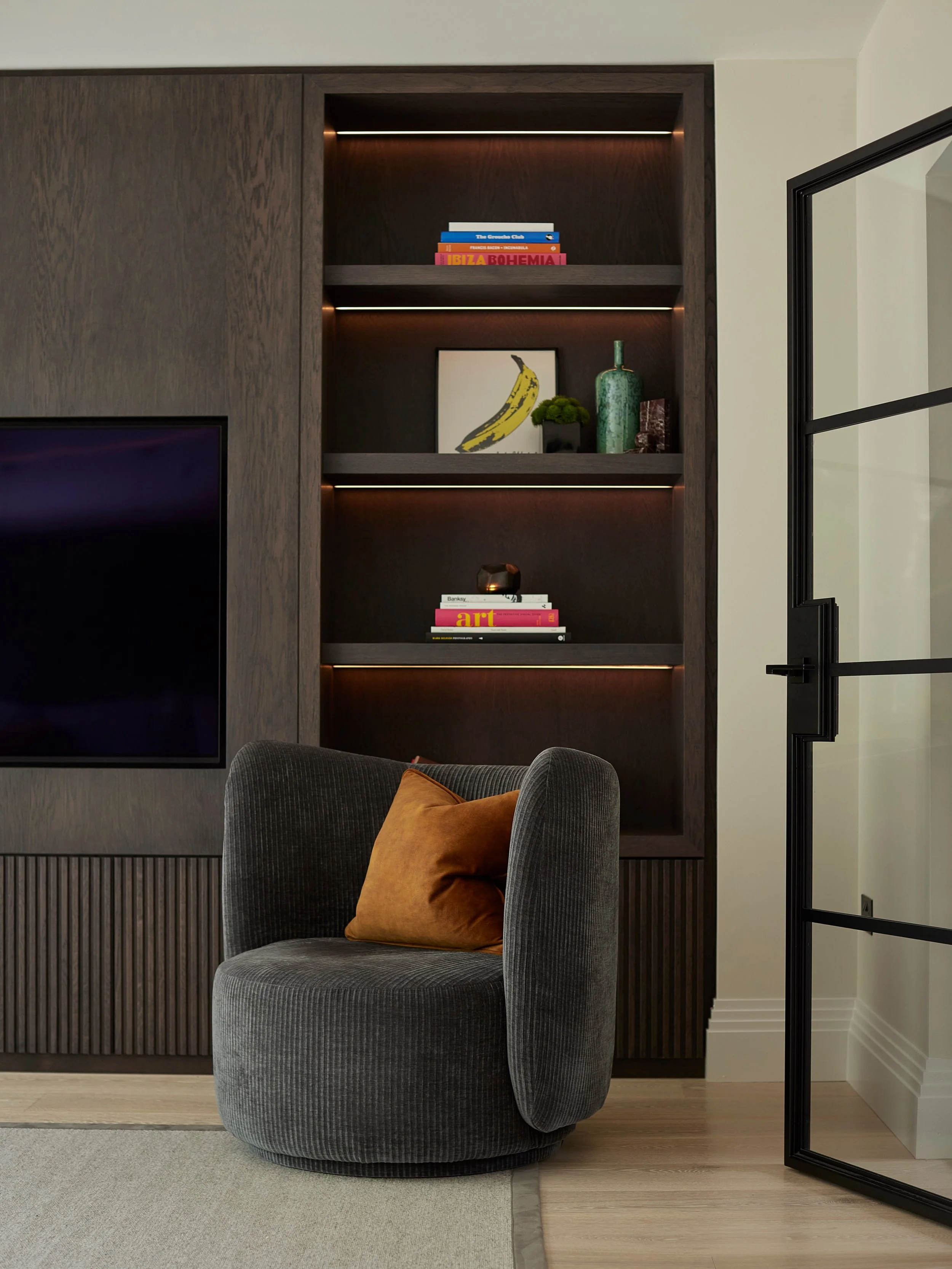 Thoughtful detailing defines the Day Living space in this contemporary family home.

A soft neutral palette, dark stained oak cabinetry, and reeded detailing create a refined yet inviting atmosphere 🤍🧡

For all enquiries please contact us on +44(0)